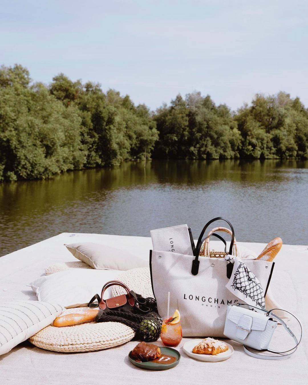 ของแท้ 💯% 】LONGCHAMP ESSENTIAL TOILE SHOULDER BAG L ECRU วัสดุ Cotton Canvas & Grained cowhide คอลเลคชั่นใหม่ฮิตสุดๆในเหล่าดาราเซเลป ด้วยดีไซน์สวยขนาดกำลังดีเนื้อหนาอยู่ทรง น้ำหนักเบา