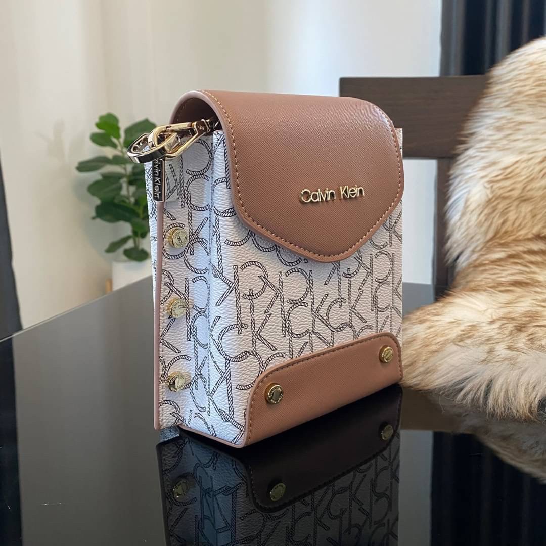 CALVIN KLEIN JEANS crossbody bag กระเป๋าถือหรือสะพาย ลายซิกเนเจอร์แบรนด์ทั้งใบ เปิด-ปิดกระเป๋าด้วยกระดุมแม่เหล็ก ด้านในแบ่งเป็น 2 ช่องหลัก และมีช่องเล็กใส่ของจุกจิก ซับในลายแบรนด์อย่างดี มาพร้อมสายสะพายยาวปรับระดับได้ฟรีไซต์ สามารถใช้ได้หลากหลายโอกาสค่ะ