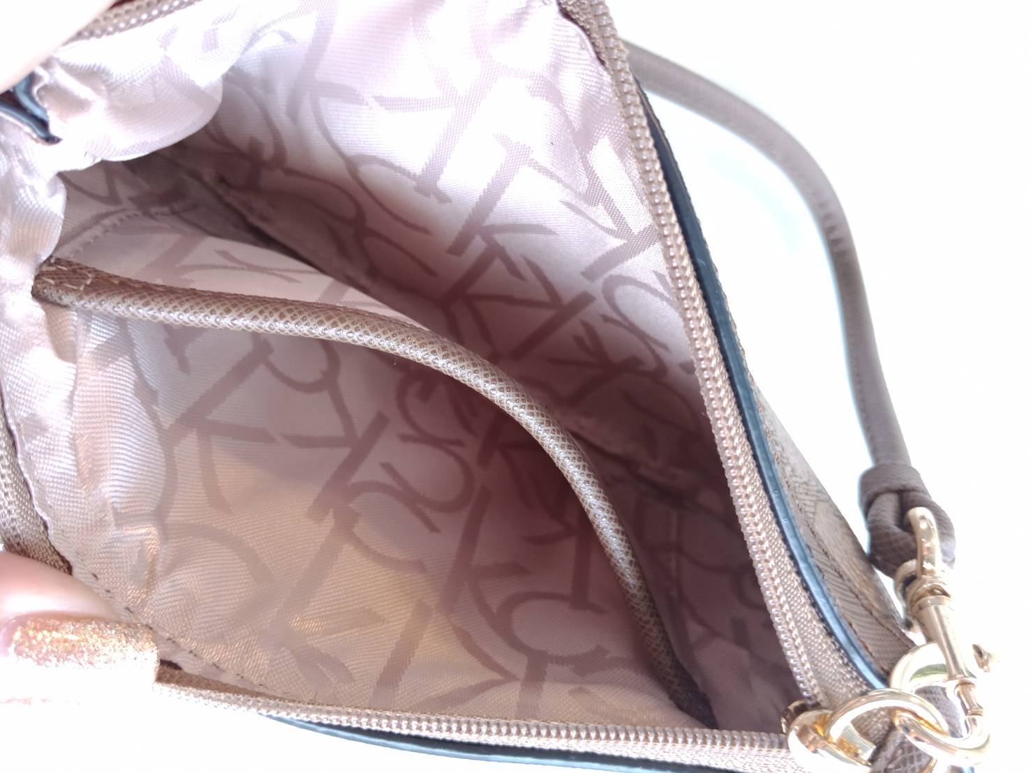 New must have item! กระเป๋าคล้องมือ ทรงน่ารัก จากแบรนด์ calvin klein มีมาให้ช้อปคะ หนัง pvc ทั้งใบอย่างดี มีสายคล้องมือเก๋ ด้านหน้าตกแต่งด้วยโลหะปั้มแบรนด์ เปิดปิดด้วยซิป ด้านในบุด้วยผ้าปั้มแบรนด์ มีช่องใส่บัตรแยก จะใส่ธนบัตรหรือบัตร ก็พกติดตัวในวันสบายๆ