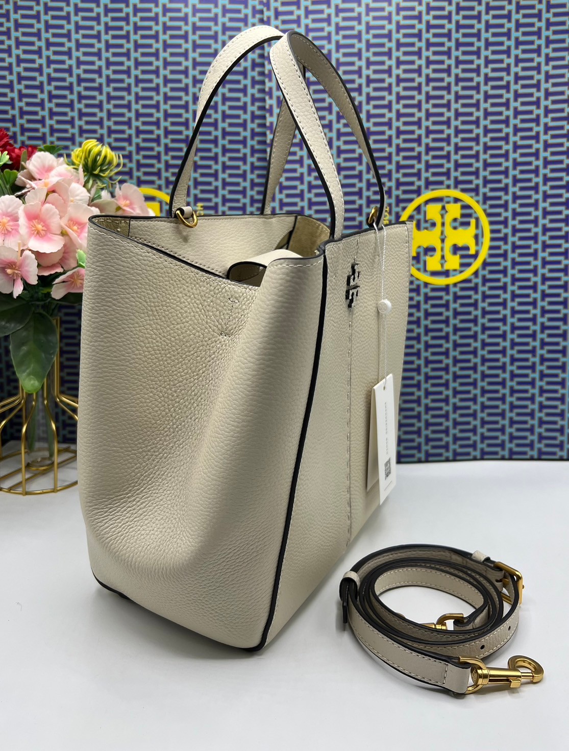 Tory Burch McGraw Leather Tote Bag / Tory Double T Tote Bag / TORY TOTE BAG พร้อมส่ง 4 สี กระเป๋าสะพายทรงโท้ท จุของได้เยอะใบนี้ตอบโจทย์ได้ดีมาก โทนสีเรียบง่าย แฝงไปด้วยความดูดี สุขุมและเป็นผู้ใหญ่