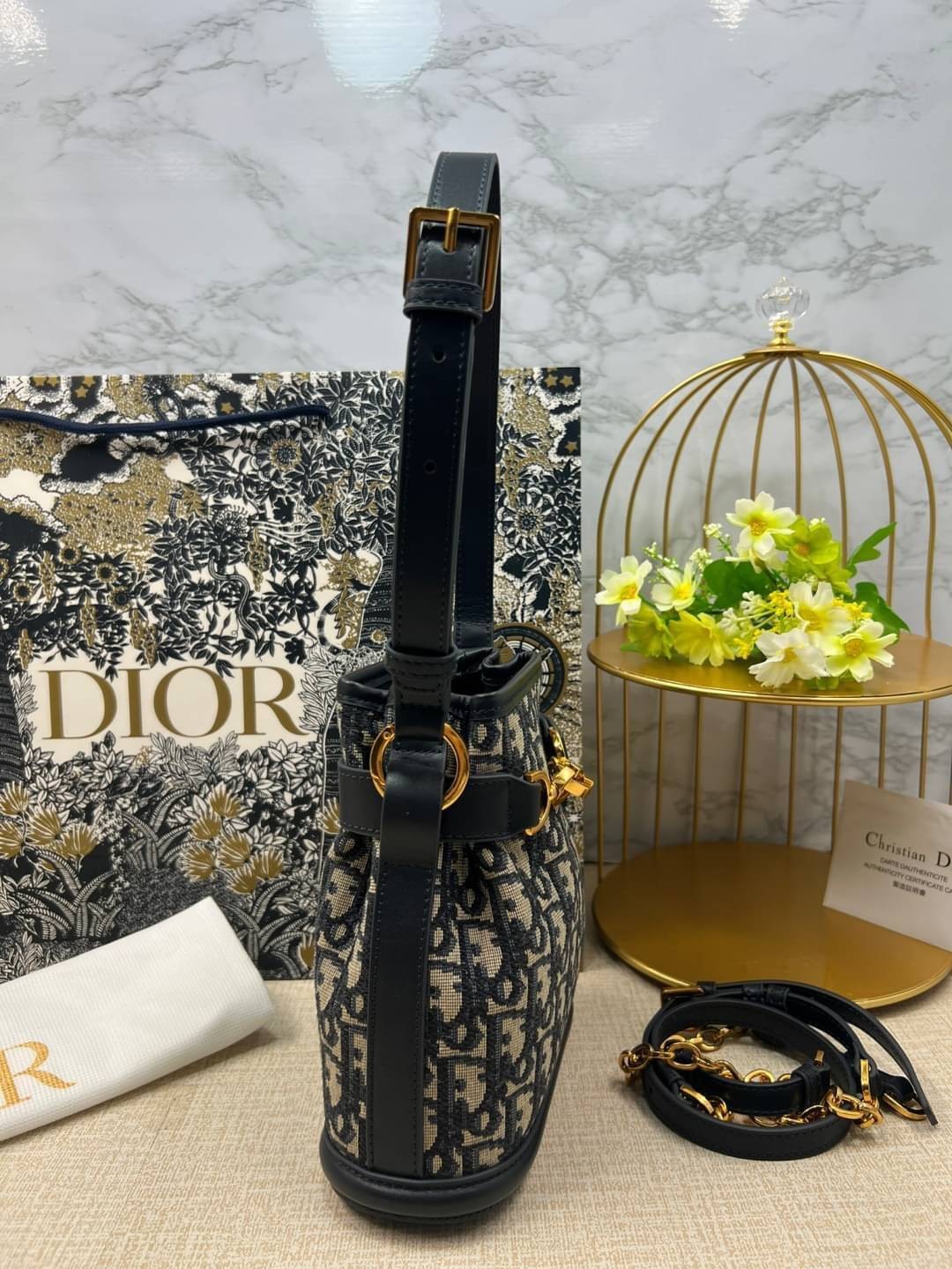 DIOR SMALL C'EST 17 cm / Dior bucket bag รุ่นใหม่สวยหรู ดูแพงมากค่ะ กระเป๋าสะพายบัคเก็ต รูปทรงคลาสสิค ใช้งานง่ายภายในโล่งกว้างมาก สวยมาก ควรมีค่า