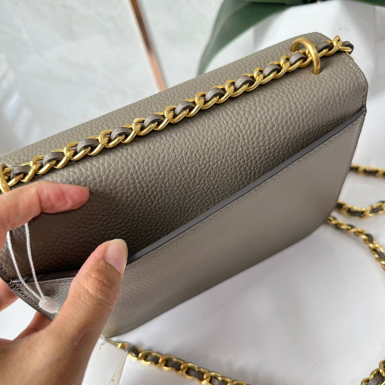 Tory Burch Britten Small Convertible Shoulder Bag คอลเลคชั่นใหม่สุดเรียบหรู กระเป๋าสะพายไหล่หรือสะพายข้าง วัสดุหนังอย่างดี ภายในแบ่งช่องเป็นสัดส่วน