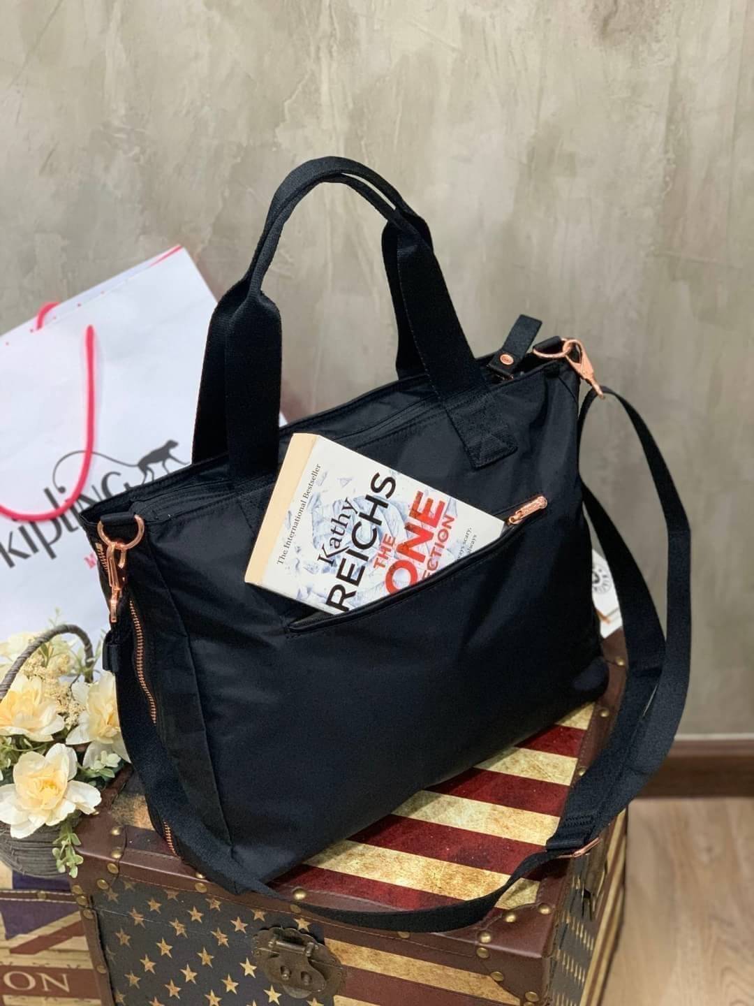 KIPLING ESIANA Expandable Medium Tote Bag (fits laptop) คอลเลคชั่นใหม่ล่าสุดจาก Paka Premium กระเป๋าถือหรือสะพายที่ใส่สัมภาระเสื้อผ้าได้มากหรือแม้กระทั่งแล็ปท้อปหรือโน้ตบุ๊คในลุคช์คนทำงานก็ได้ สามารถขยายทรงได้จากฐานซิปด้านล่าง วัสดุ Polyester100% อะไหล่สี