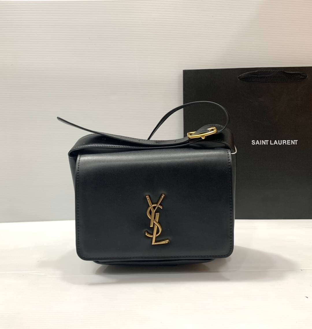 YSL Niki BESACE Brick Leather Bag กระเป๋าสะพายไหล่หูจับในตัว หรูหราขั้นสุด เสิร์ฟมาให้สวยทันใช้ปีใหม่แน่นอนค่า ใบจริงดูแพงเกินคุ้ม ดีไซน์เรียบแต่โดดเด่นด้วยความเป็นเอกลักษณ์ ภายในโล่งกว้าง สะพายได้สวยๆปังๆก่อนใคร ของใหม่แบบนี้รีบตำเลยน้า