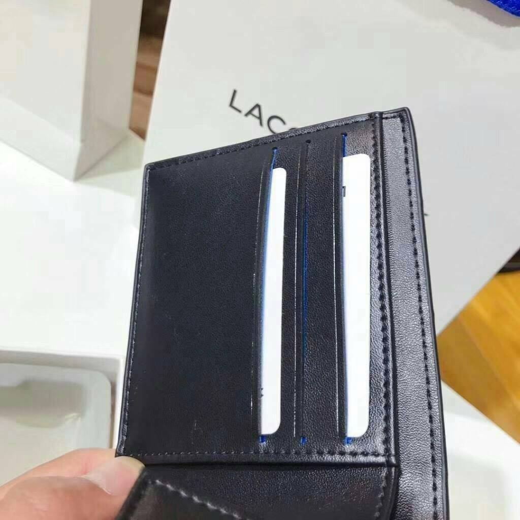 LACOSTE MEN'S Black Wallet And Key Ring Set ในเซตประกอบด้วยกระเป๋าสตางค์แบบพับ2ตอนสำหรับผู้ชาย มีช่องใส่บัตร ใส่ธนบัตรและช่องใส่เหรียญแยกเป็นสัดส่วน มาพร้อมพวงกุญแจโลหะจระเข้สัญลักษณ์แบรนด์ น่าใช้มากๆนะคะ