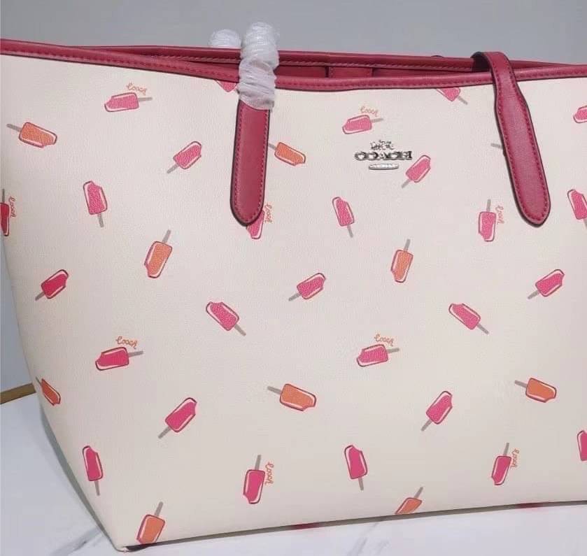 OUTLET 】COACH C4119 CITY TOTE WITH APPLE PRINT COACH CITY TOTE WITH POPSICLE PRINT C4277 แจกความน่ารักสดใส ด้วย 2 รุ่น กับเหล่าแอปเปิ้ลเขียวที่ยกมาทั้งสวน!! และลวดลายไอศครีมโทนชมพูแสนหวาน ดีไซน์ดึงดูดความสนใจได้ดีเลยทีเดียว กระเป๋าทรงช็อปปิ้งใบใหญ่ ที่จุย