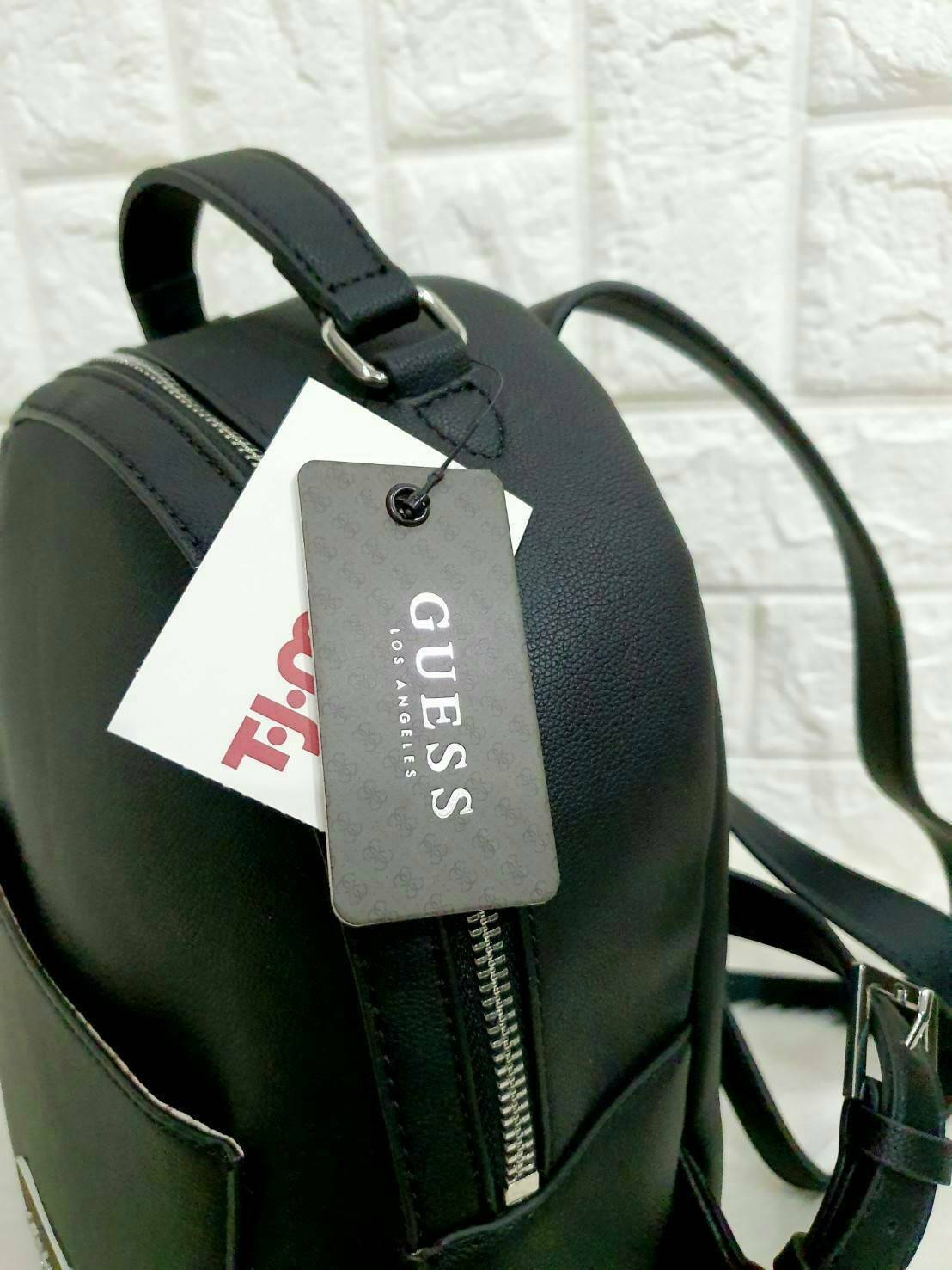 GUESS WOMAN'S BACKPACK กระเป๋าสะพายเป้หนังสวยขนาดกำลังดี สกีนโลโก้รอบใบ น้ำหนักเบา ด้านหน้าประดับโลโก้แบรนด์สามเหลี่ยมโดดเด่น มีลูกเล่นที่ช่องด้านหน้าสามารถถอดออกถือเป็นครัชได้นะคะ ตัวกระเป๋าเปิดปิดด้วยซิปเป็นหลัก ภายในกว้าง บุด้วยผ้าสกีนลายโลโก้แบรน