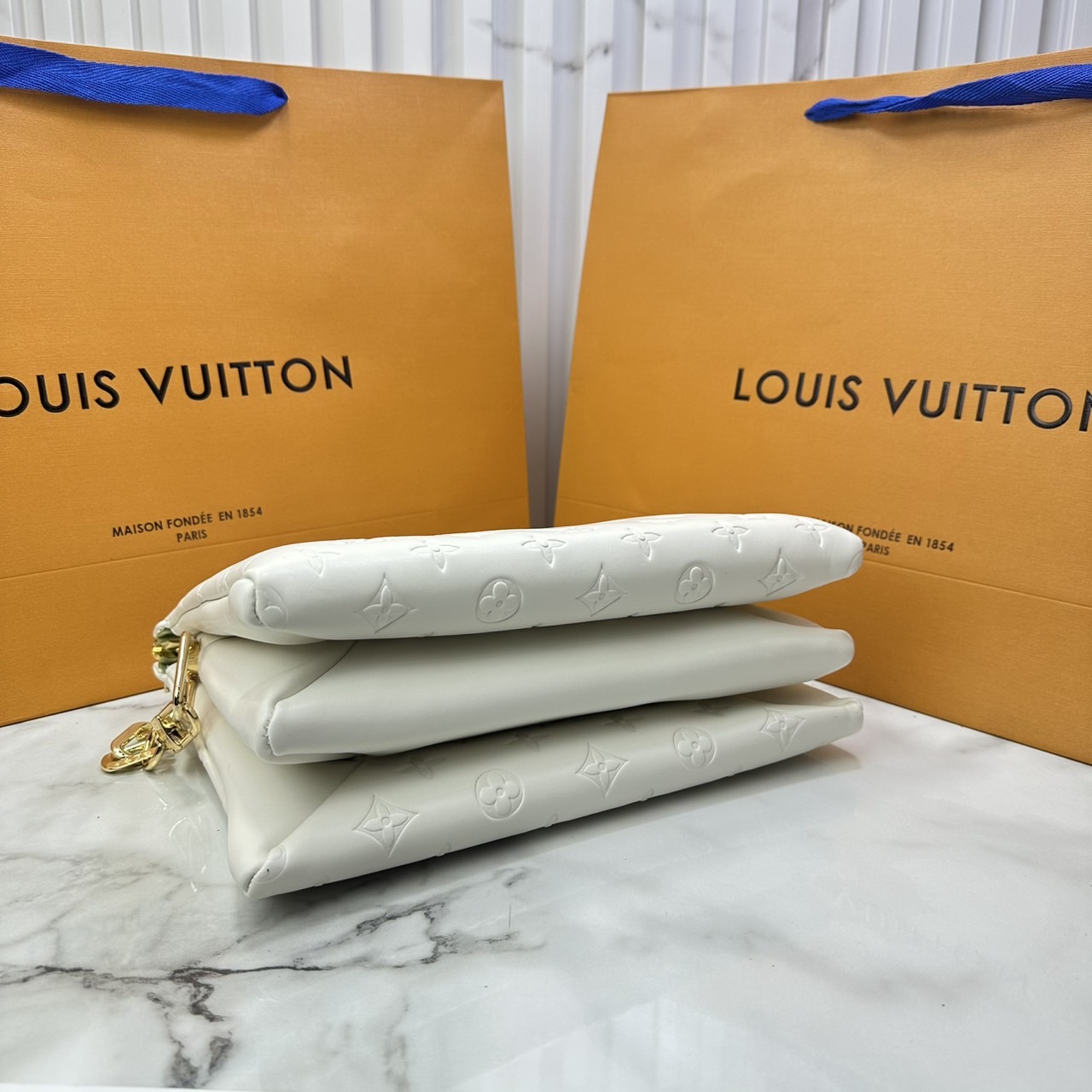 ORI หนังแท้ | LV Coussin PM bag Soft leather with Monogram pattern กระเป๋าถือสะพายไหล่ หรือถือเป็นกระเป๋าคลัทช์ หนึ่งในไอเท็มโดดเด่นจากแฟชั่นโชว์คอลเลกชันประจำฤดูกาล Spring-Summer หนังบุนวม