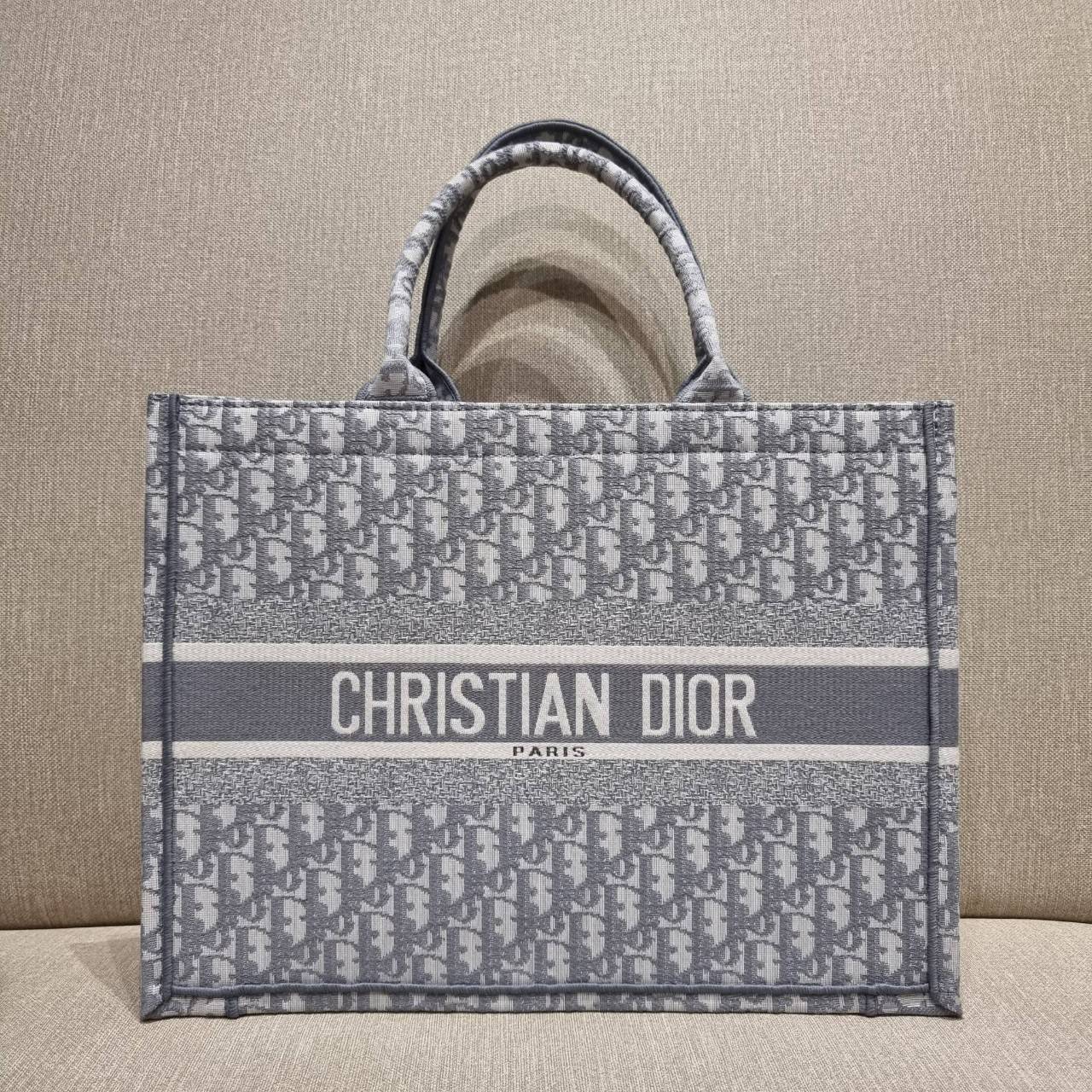 VIP 】HOT ARRIVAL!! DIOR CD SHOPPING BAG WITH GWP กระเป๋าทรงช้อปปิ้งใบใหญ่ จุใจ!! พรีเมี่ยมกิ๊ฟรุ่นดับเบิ้ลฮอต ดีไซน์คลาสสิควินเทจ สวยหรู วัสดุผ้าแคนวาสลายกราฟฟิค ภายในโล่งกว้างมากๆ ใส่ของจุสุดๆ โน้ตบุ้ค ไอแพด กระเป๋าสตางค์ มือถือ หรือเสื้อผ้ายังได้ สะพายค