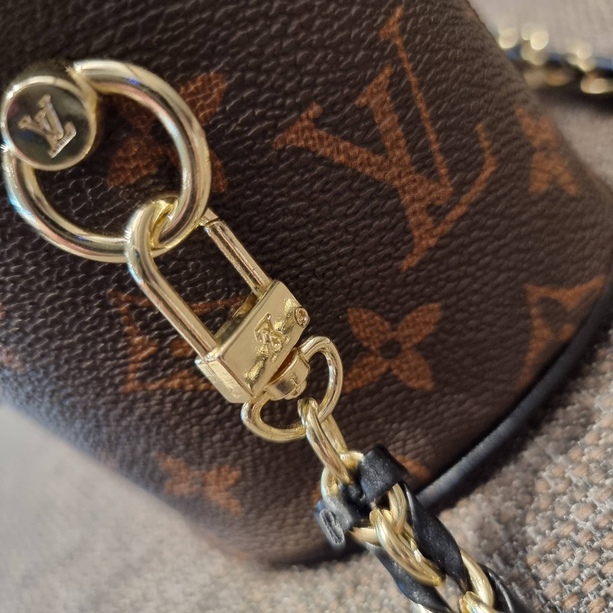 LV EXCLUSIVE VIP COSMETICS GIFT BOX กระเป๋าถือ/สะพาย สวยอยู่ทรง มาพร้อม box set สุดหรู adapt ใช้เป็นกระเป๋าเก็บเครื่องสำอางค์ ถือเชิดๆ หรือสะพายเลิศๆ ไปเที่ยว ไปไหนๆก็ดูแพง!! สวยจริงจัง!! พิเศษ!! มาพร้อมแม่กุญแจล็อคครบชุด และพวงหนังห้อย คุ้มมากๆแม๊!! ทุกด