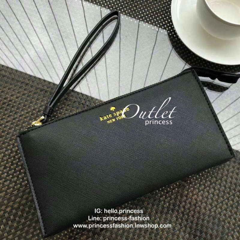 KATE SPADE Wallet Clutch Bag กระเป๋าทรงคลัชสุดคุ้มหนัง Saffiano ด้านหน้ามีโลโก้แบรนด์ มาพร้อมสายคล้องมือ เปิดปิดด้วยซิปสะดวกใช้ สามารถใส่แทนกระเป๋าสตางค์ใบยาว ภายในแบ่งออกเป็น3ช่องหลัก มีช่องใส่บัตร เครื่องสำอาง เครื่องเขียน เหรียญ ไส่ไอโฟนพลัส ได้ค่ะ มีก
