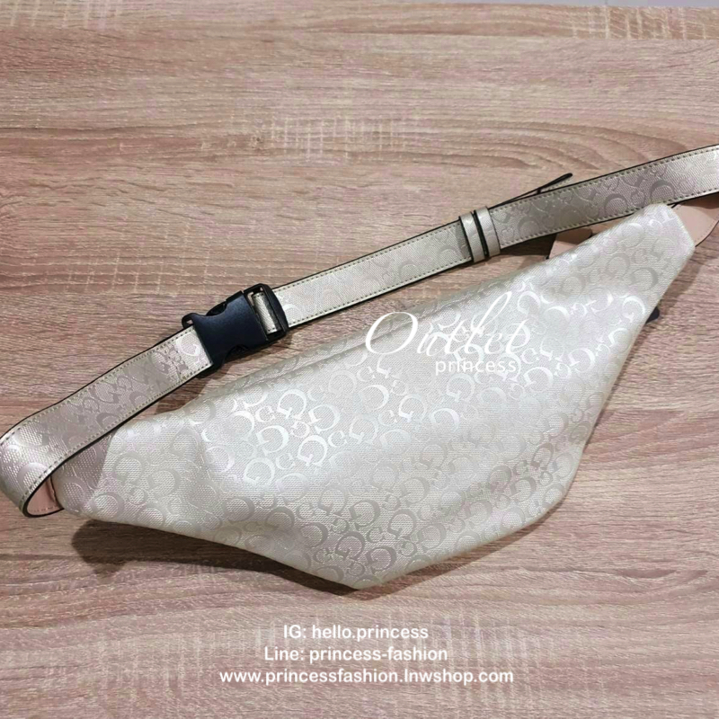 GUESS Factory Women's Diem Logo Belt Bag กระเป๋าหนังคาดเอวสุดเท่ห์ขนาดกำลังดี ด้านหน้าติดโลโก้แบรนด์ ตัวกระเป๋าเปิดปิดด้วยซิป ง่ายต่อการใช้งาน ด้านในโล่งกว้างและมี 1 ช่องซิปเล็ก สามารถเก็บจุกจิกได้เยอะนะคะ สายสะพายสามารถปรับระดับได้ รุ่นนี้มีมาให้เลื