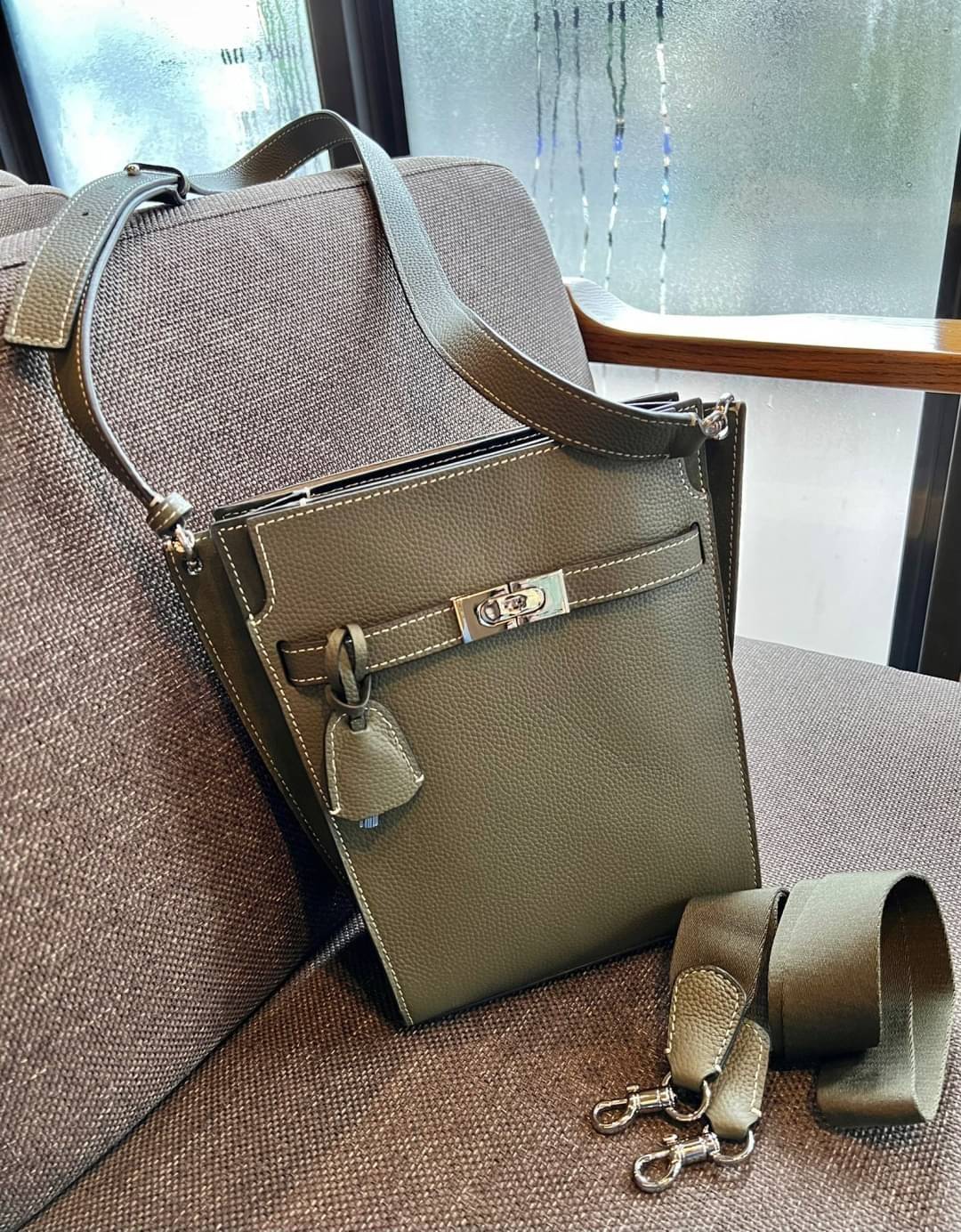 Large TORY BURCH LEE RADZIWILL PEBBIED BAG ((139014)) เป็นรุ่นที่สวย หรู น่าใช้มากๆค่ะ! ลุคหรูดูดีมากๆ กับกระเป๋าสะพายข้างจากTB ใบใหญ่