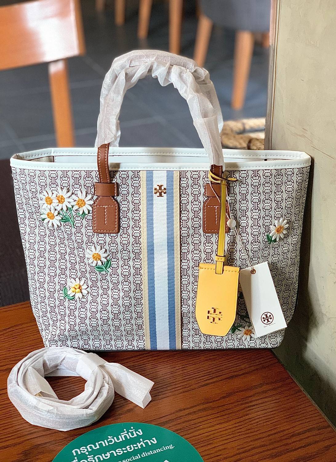 TORY BURCH GEMINI CANVAS SMALL PATCHES TOTE 🔺จุดเด่นของหนังคุณภาพต้องนิ่มสัมผัสได้ ไม่แข็งทื่อๆนะคะ! พร้อมส่งที่ไทย ใช้วันไหนๆก็สวยสุดๆไปเลยค่าา! กระเป๋าทรงTote ไม่เล็กอย่างที่คิดนะคะ😁 หนังแท้ชั้นดี ลายหนังสวยนิ่มมือดีมากค่ะ ตัวกระเป๋าลายโ