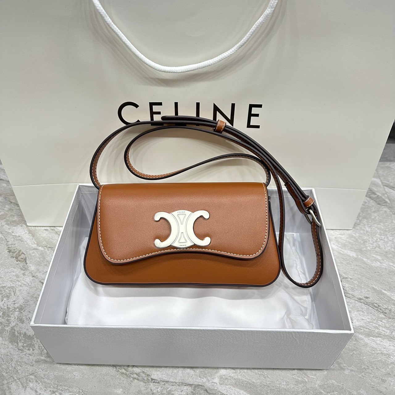 CELINE TRIOMPHE BAG กระเป๋าสะพายรุ่นใหม่ ทรงพอชสวยอยู่ทรง ดูดี ดูแพง หนังเรียบเงาสวย เกรดออริ 1:1 ใช้งานต่างประเทศได้