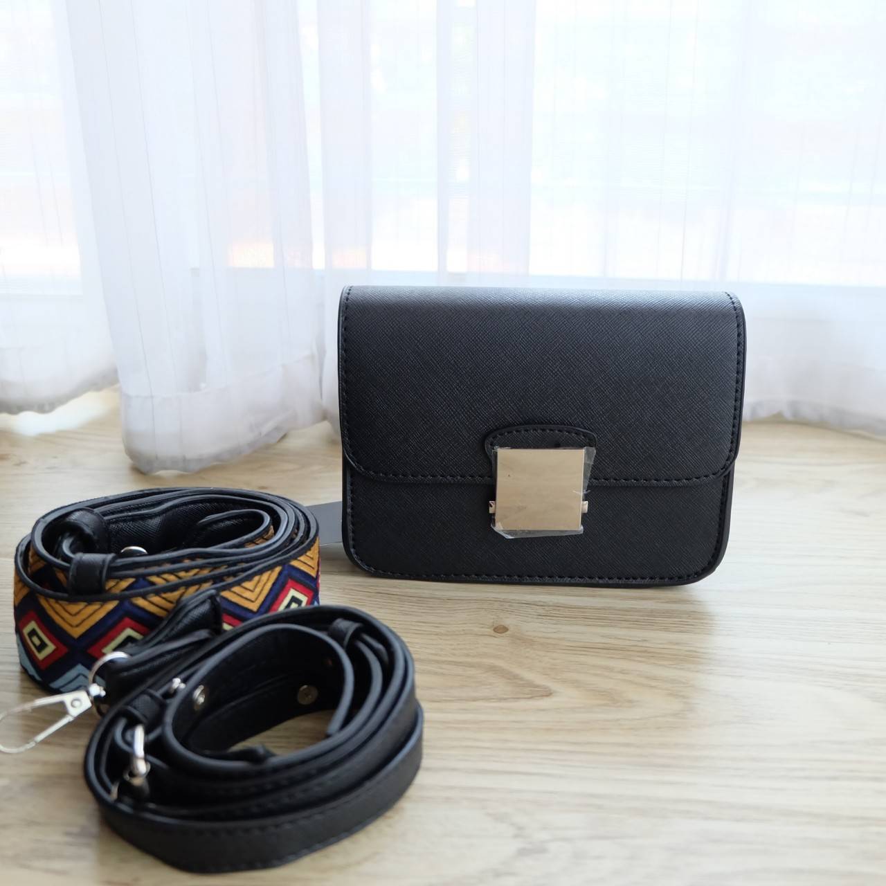 Zara Inditex Crossbody with 2 Straps Best seller กระเป๋าสะพาย วัสดุหนังลาย Saffiano ใบมินิ น่ารัก เปิด - ปิดด้วยตัวกดล็อค ภายในโล่ง มีช่องใส่ของ 1 ช่อง มาพร้อมสายสะพาย 2 แบบ สายสะพายหนัง Saffiano, สายเส้นใหญ่ แบบมีลาย ถอด ปรับได้ค่ะ
