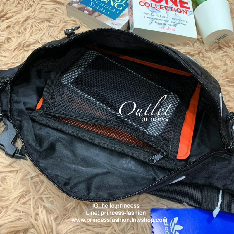 Adidas Originals By Alexander Wang Logo Bum Bag กระเป๋าสไตล์คาดอกแบบออริจินัล ที่ออกแบบลวดลายสีสันโดย คุณแวง ดีไซเนอร์ชื่อดังที่ถือว่าหน้าใหม่ไฟแรง ด้วยอายุที่เพียงน้อยนิด ตัวกระเป๋าปักโลโก้เป็นsignature ของอาดิดาสรอบใบ วัสดุผ้าไนล่อน น้ำหนักเบา มีช่องซิป