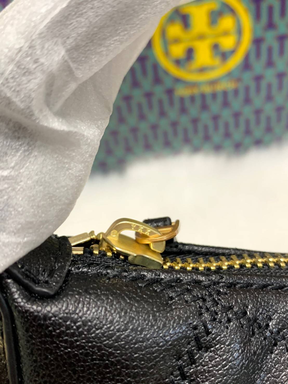 TORY BURCH WILLA MINI HOBO พร้อมส่งที่ไทย น้องน่ารัก กระทัดรัด น่าใช้มากๆเลยค่าา! กระเป๋หิ้วหรือสะพายข้างได้ ทรสวย หนังแท้อย่างดี หนังนิ่มลายนวม สวยมากๆค่ะ เปิดปิดกระเป๋าแบบซิป ภายในโล่งสามารถใส่กระเป๋าเงินใบยาวได้;ของจำเป็นอื่นๆได้พอประมานเลยนะคะ พร้อมช่