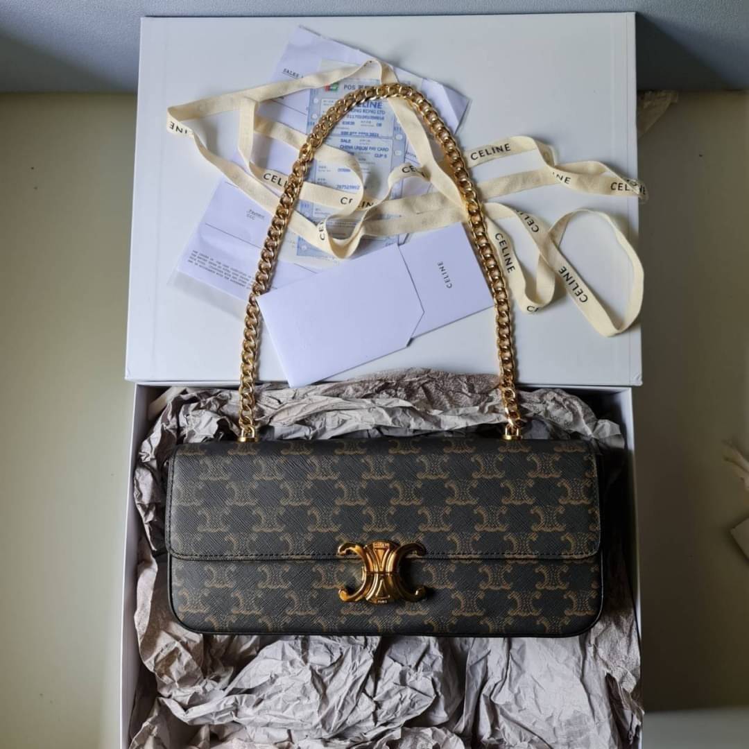 CELINE Women Chain Bag Triomphe in Triomphe Canvas-Tan / CELINE TRIOMPHE CHAIN SHOULDER BAG / CELINE WOMEN WINTER 21 ก็ปังๆ ยาวๆ ไปเลยสิคะ กระเป๋าดีไซส์ใหม่ ใหญ่กว่าเดิม จุของได้เยอะ งานหนังแคนวาสสวยหรู สวยมากกก เก๋มาก ต้องมีแล้วค่าา แบบใหม่ล่าสุด งานพึ่ง
