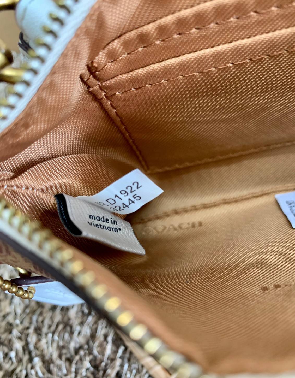COACH SMALL WRISTLET IN COLORBLOCK SIGNATURE ((32445)) ✔️กระเป๋าคล้องมือ วัสดหนัง pvc อย่างดี ลายซิกเนเจอร์ ตัดขอบสีตรงกลางสวยงามมากๆค่ะ แบบซิปเดียว ((ภายในใส่มือถือได้บางรุ่นค่ะ)) มีช่องเสียบบัตรให้2ช่องด้วยนะคะ