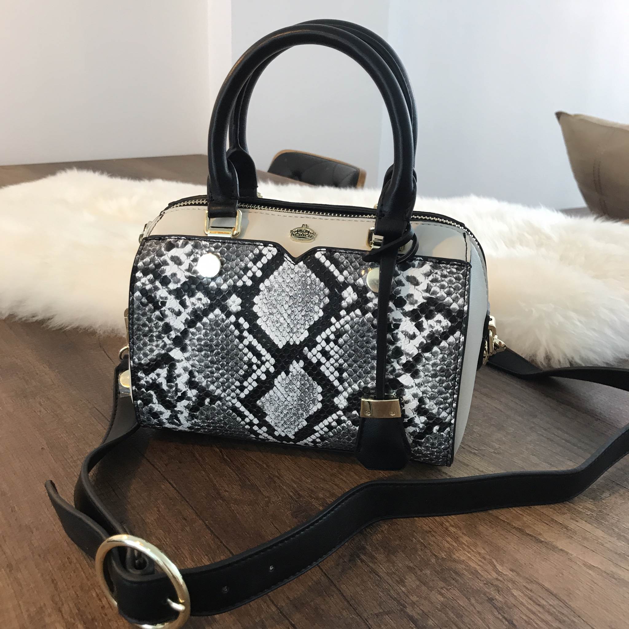 รุ่นใหม่ล่าสุด จากแบรนด์ KEEP ขนาด มินิ หนังลายงูสวยมากคะ ขนาดตอบทุกโจทย์การใช้งาน เห็นแล้ว หลงรักเลยคะ ตัวกระเป๋าขนาดกำลังดี จุของคุ้ม น้ำหนักเบา ดูแลรักษา มัน พร้อมสายสะพายยาว ภายในมีช่องซิป และช่องใส่ของจุกจิก 2 ด้าน เลยค่า หูกระเป๋าพับลงได้คะ