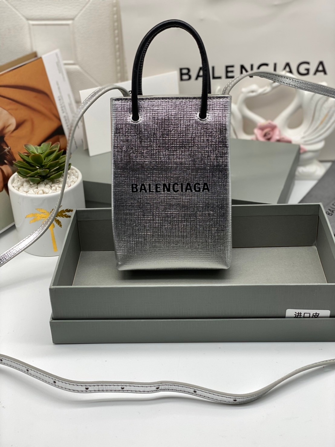 หนังแท้ BALENCIAGA Shopping Phone Pouch leather tote พกกระเป๋าช้อปปิ้งขนาดมินิ ไปทุกที่ในฤดูกาลนี้ ดีไซน์ที่ใช้ได้ทุกวันตั้งแต่หนังแบบมีเท็กซ์เจอร์ ภาพสินค้าถ่ายจากงานขายจริง ใช้งานต่างประเทศได้