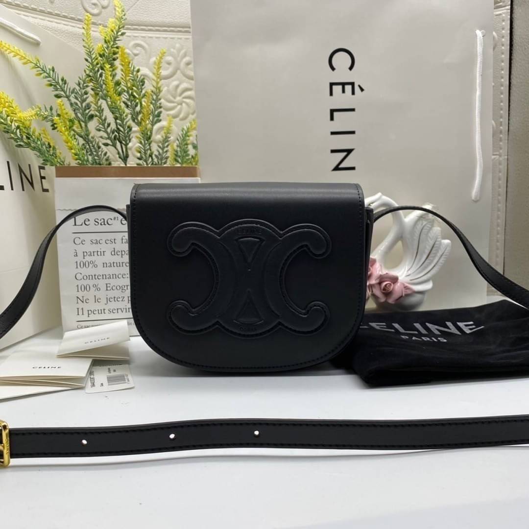 VIP 】CELINE FOLCO CUIR TRIOMPHE in Smooth Calfskin ใหม่ล่าสุดของแบรนด์CELINE ให้ลุคชิคแอนด์ชิล (GWP) พรีเมี่ยมกิ๊ฟ Limited Edition จาก CELINE PERFUME DUTY FREE COUNTER วัสดุหนังแท้ (Calfskin) ขนาดกระทัดรัด น้ำหนักเบา โดดเด่นด้วยดีไซน์โลโก้แบรนด์ที่ด้านหน้