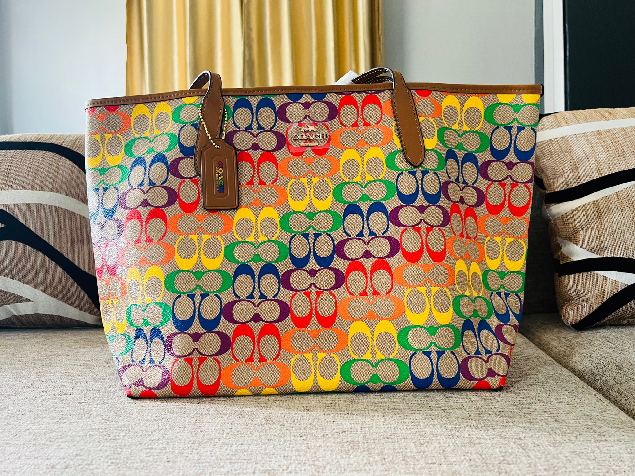 COACH CITY TOTE IN RAINBOW SIGNATURE CANVAS C4181 กระเป๋าสะพายข้างทรงโท้ทใบใหญ่ หนังลาย C สกรีนลายโค้ช รุ่นนี้ ปากกระเป๋าไม่มีชิป มีกระดุม แม่เหล็ก ด้านในมีช่องซิปไว้ใส่กระเป๋าเงินได้คะ เป็น รุ่นยอดนิยมคะ จุของได้เยอะมาก