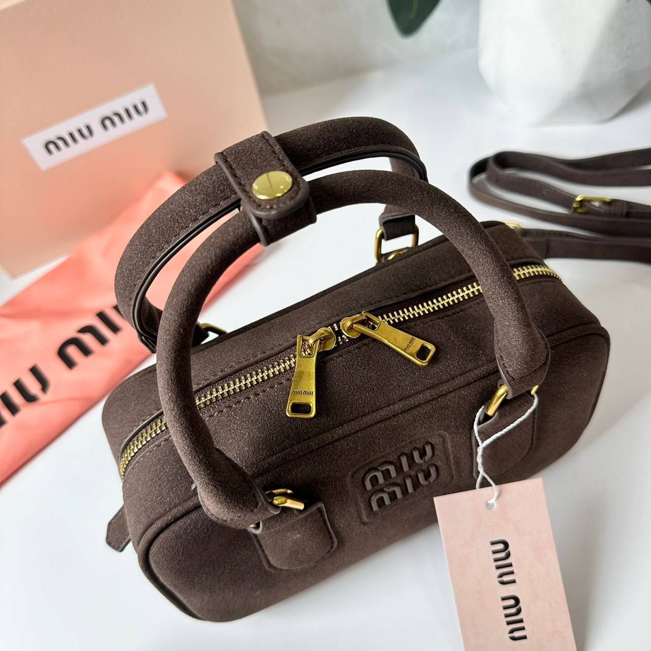 MIU MIU Arcadie padded suede top-handle bag กระเป๋าถือ/สะพาย คอลใหม่ล่าสุด รุ่นฮอทดีไซน์เหลี่ยม งานกำมะหยี่หนังกลับสวยละมุน น่ารักน่าใช้มากค่ะ