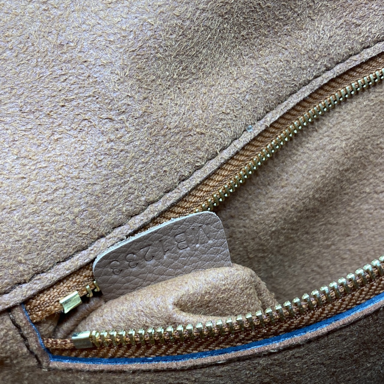 TOP ORI หนังแท้ | เกรดดีสุด LV Soft Twist Handbag กระเป๋าถือสุดไอคอนิก ถือเป็นกระเป๋าคู่ใจที่สมบูรณ์แบบสำหรับทุกวัน