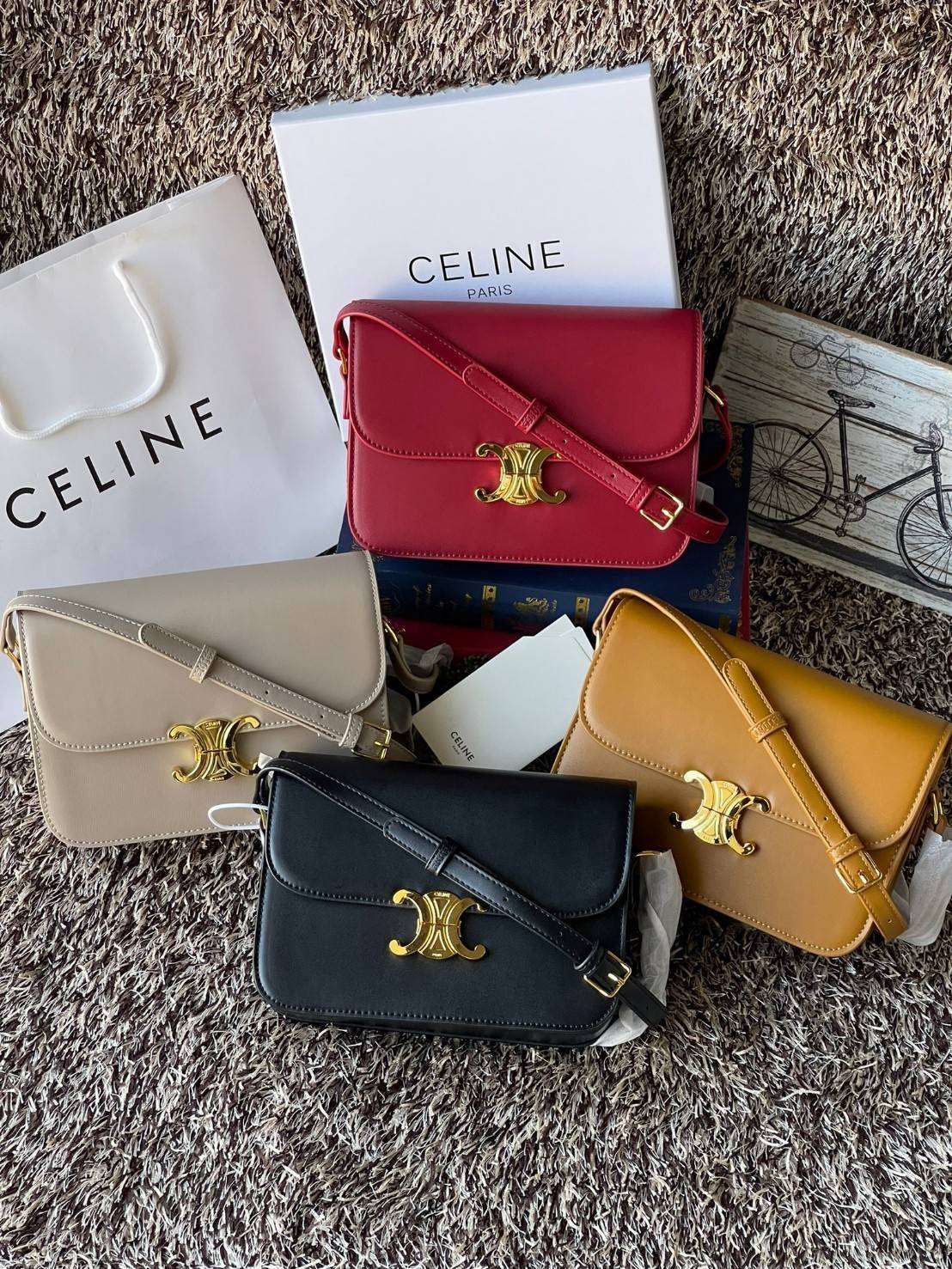 Celine MEDIUM TRIOMPHE BAG IN SHINY มีรูปทรงเป็นกล่องคล้ายกับกระเป๋า Classic Box แต่มีการออกแบบโลโก้ที่สะดุดตาแบบวินเทจ ด้วยดีไซน์ที่ดูโฉบเฉี่ยว แต่คงความคลาสสิคอย่างเต็มเปี่ยม ทำให้เป็นที่ดึงดูดความสนใจของสาวๆ สายสะพายสามารถปรับระดับได้ มีความคล่องตัวในก