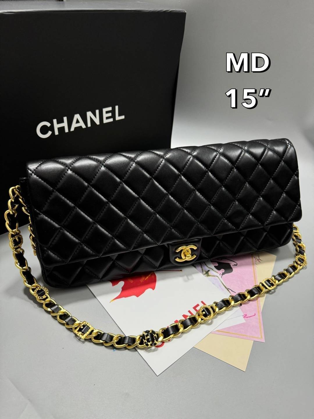 CHANEL Clutch Flap Bag กระเป๋าสะพายทรงคลาสสิค ไซส์ยาวพิเศษ หนังเรียบเงาผิวสัมผัสนุ่มลื่นมาก สวยหรูดูแพง ถือเป็นคลัชหรือสะพายไหล่ได้เก๋ๆ ใช้ยังไงก็ดูหรู ด้วยดีไซน์เฉพาะตัว ใบจริงสวยคมมาก