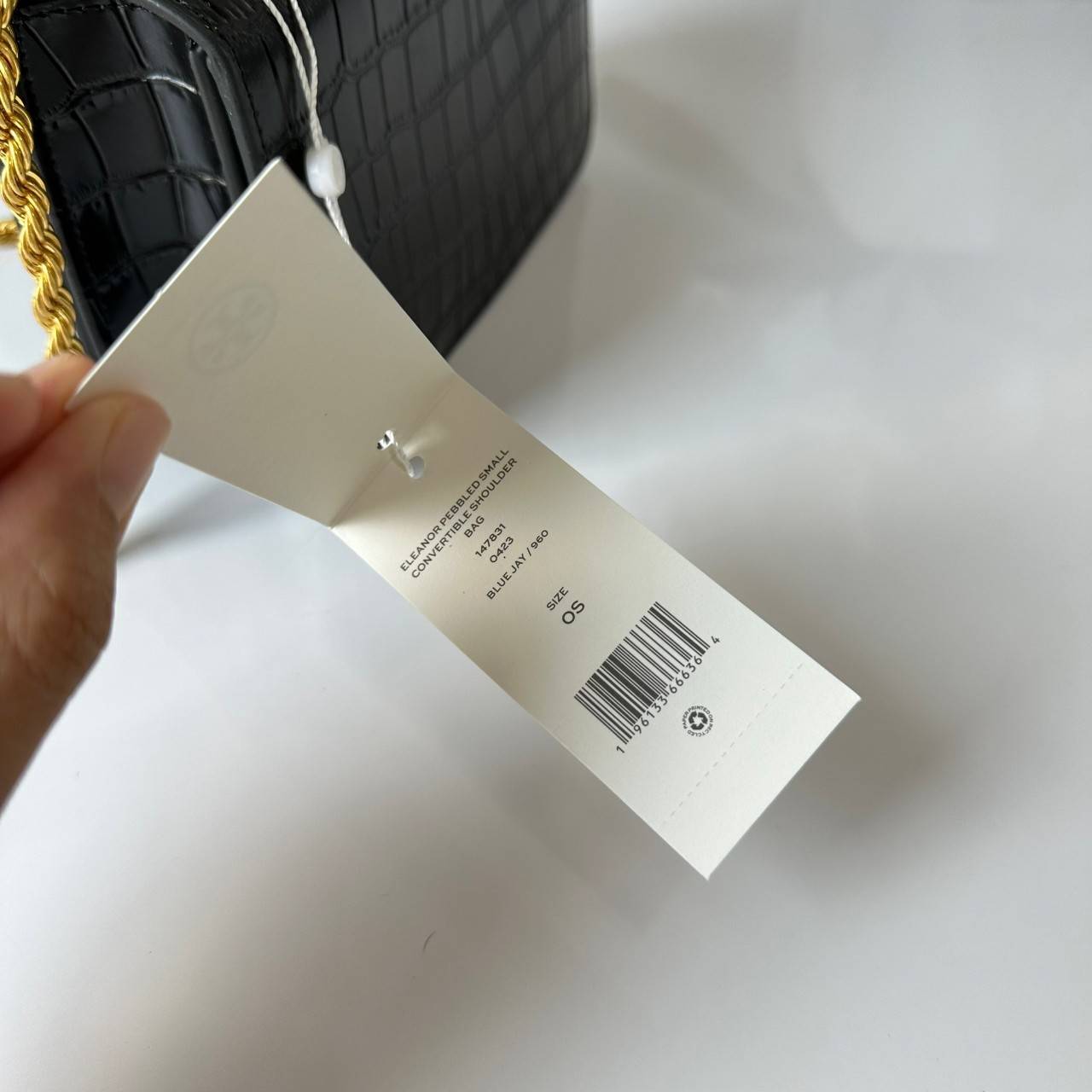 6 สี Tory Burch Croc Eleanor Small Bag / TORY BURCH ELEANOR CROC EMBOSSED LEATHER กระเป๋าสะพายหนังพิมพ์ลายจระเข้ ดีไซน์หรูหรา โด่นเด่นด้วยโลโก้แบรนด์อะไหล่ด้านหน้า และสายสะพายโลหะสีทอง