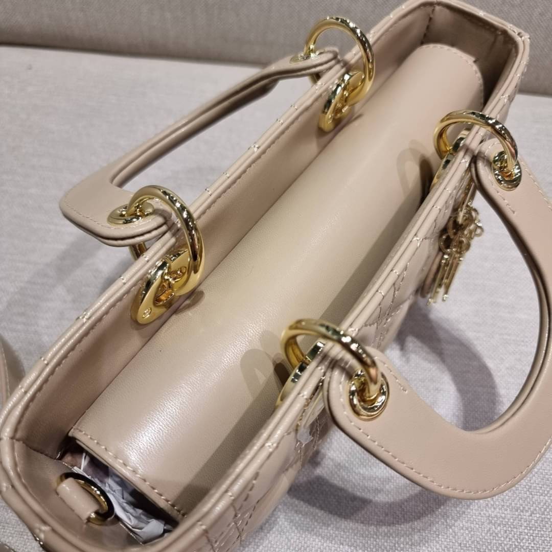 Medium Lady D-Joy Bag Cannage Lambskin / CD LADY D-JOY BAG ดีไซน์ใหม่ อัพเลเวลความหรู กับกระเป๋าสะพายข้างที่รอบนี้ดีไซน์รูปทรงโฉมใหม่ ใช้งานง่ายขึ้น
