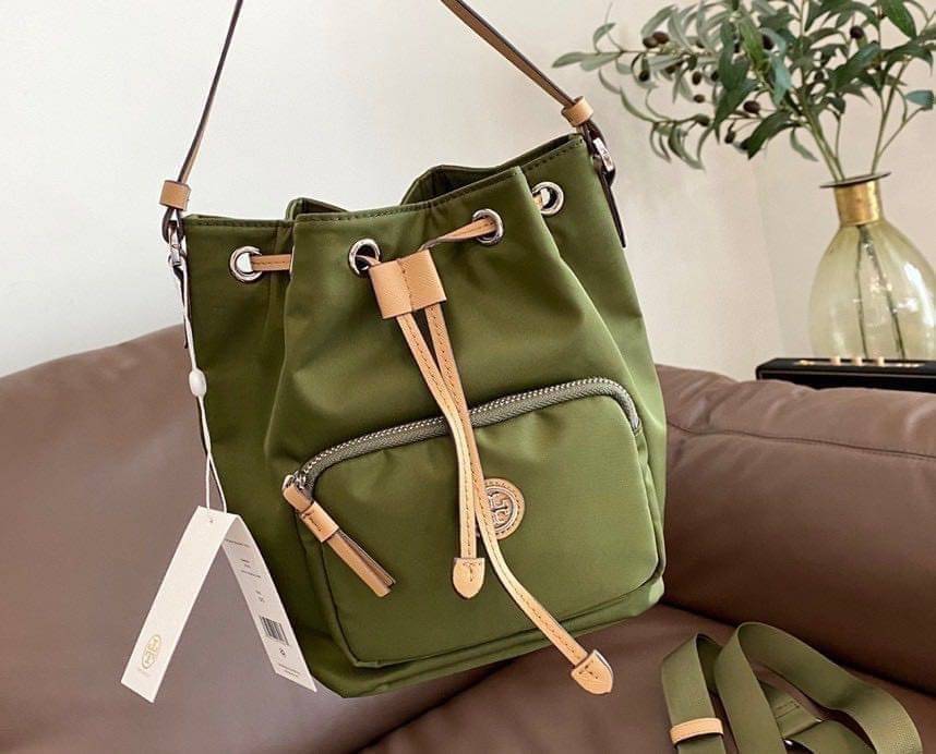 Tory Burch Virginia Nylon Bucket Bag / Tory Burch logo-plaque bucket bag กระเป๋าสะพายทรงบัคเก็ต เปิด-ปิดหนังรูดปากกระเป๋า มีหูหิ้วในตัว คล้องแขนเก๋ๆ ภายในเป็นช่องโล่ง มีช่องย่อย ใส่ของสำคัญจุกจิกได้ มีสายครอส จะสะพายไปไหนก็ได้ทุกโอกาส สวยเลิศทุกสี พร้อมส่
