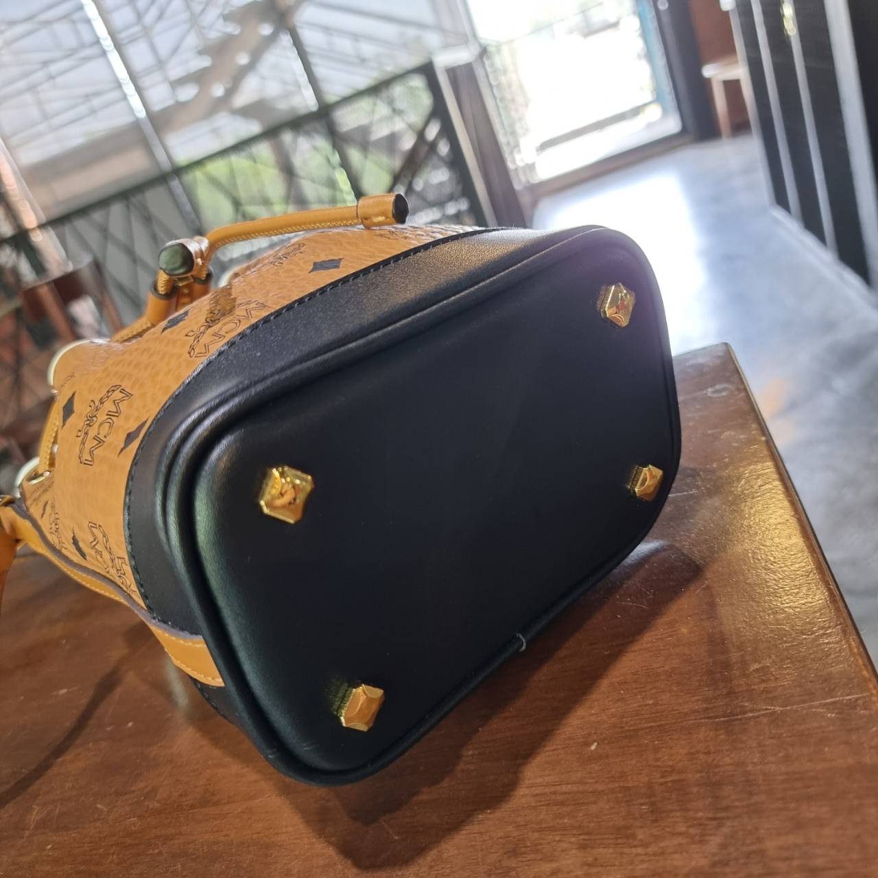 M.C.M ZOO RABBIT DRAWSTRING BAG IN VISETOS LEATHER MIX คอลเลคชั่นซูมาใหม่ ฮิตหนักมากที่เกาหลีและญี่ปุ่น ไอเท็มสุดคิ้วท์ น้องกระะต่ายโดดเด่น กระเป๋าสะพายทรง bucket ไซส์เล็กขนาดน่ารักน่าใช้ แฟชั่นสไตล์มากใบนี้ ดีไซน์น้องกระต่ายแอบในกระเป๋า และสามารถนำออกมาห