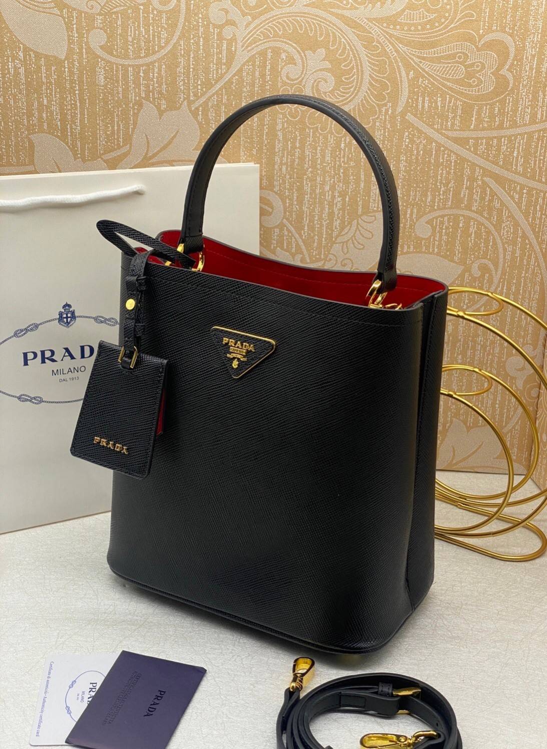 22cm Medium Prada Panier Saffiano Leather Bag / PRADA Saffiano Bucket Bag กระเป๋าสะพายทรง bucket ไซส์ใหญ่ ตอบโจทย์กับไลฟ์สไตล์คนรุ่นใหม่ที่ชอบพกพาของเยอะ ภายในโล่งกว้าง ใส่ของสำคัญได้เลย รีบจับจองกันน้า ราคาสุดคุ้มแบบนี้ ตำเลย!