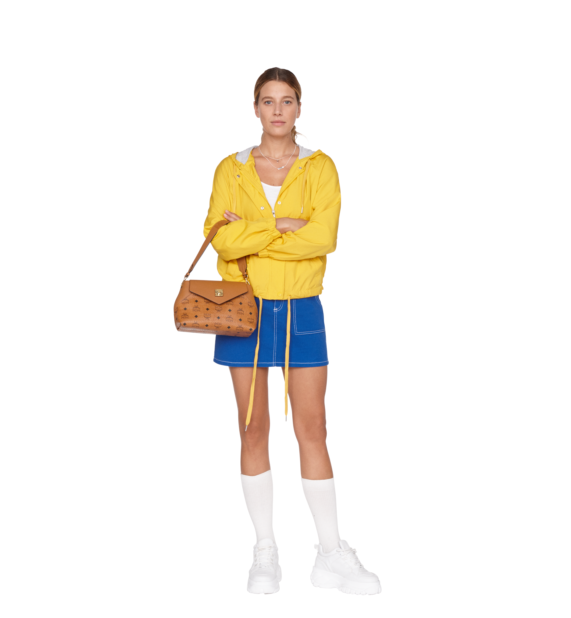 M.C.M ESSENTIAL CROSSBODY IN VISETOS กระเป๋าสะพายข้าง สวยอยู่ทรง ดีไซน์ไม่ซ้ำใคร มาพร้อมสายสะพายถึง 2 แบบ ปรับเปลี่ยนใช้ได้ไม่มีเบื่อ วัสดุหนังแคนวาสสลับหนังแท้ เปิด-ปิดกระเป๋าด้วยตัวบิดล็อคแน่นหนา ด้านหลังมีช่องเก็บบัตรได้ ภายในโล่งกว้าง แบ่งสัดส่วน เป็น