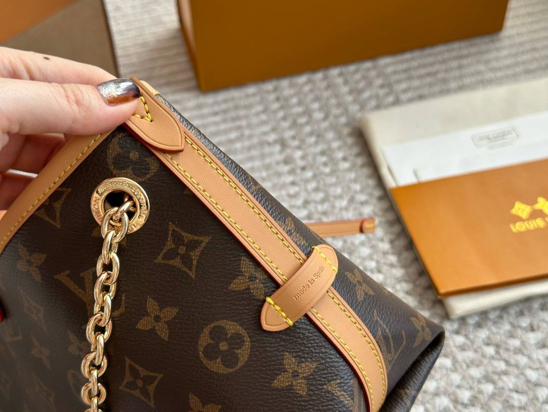 LV CarryAll BB bag กระเป๋าสะพายแครี่ออล ไซส์ใหม่ ดีไซส์ใหม่สุดไอคอนิกปรับโฉมใหม่ประจำฤดูกาลในดีไซน์สุดชิค ตกแต่งสายโซ่สีทองงดงามด้วย Monogram Flower