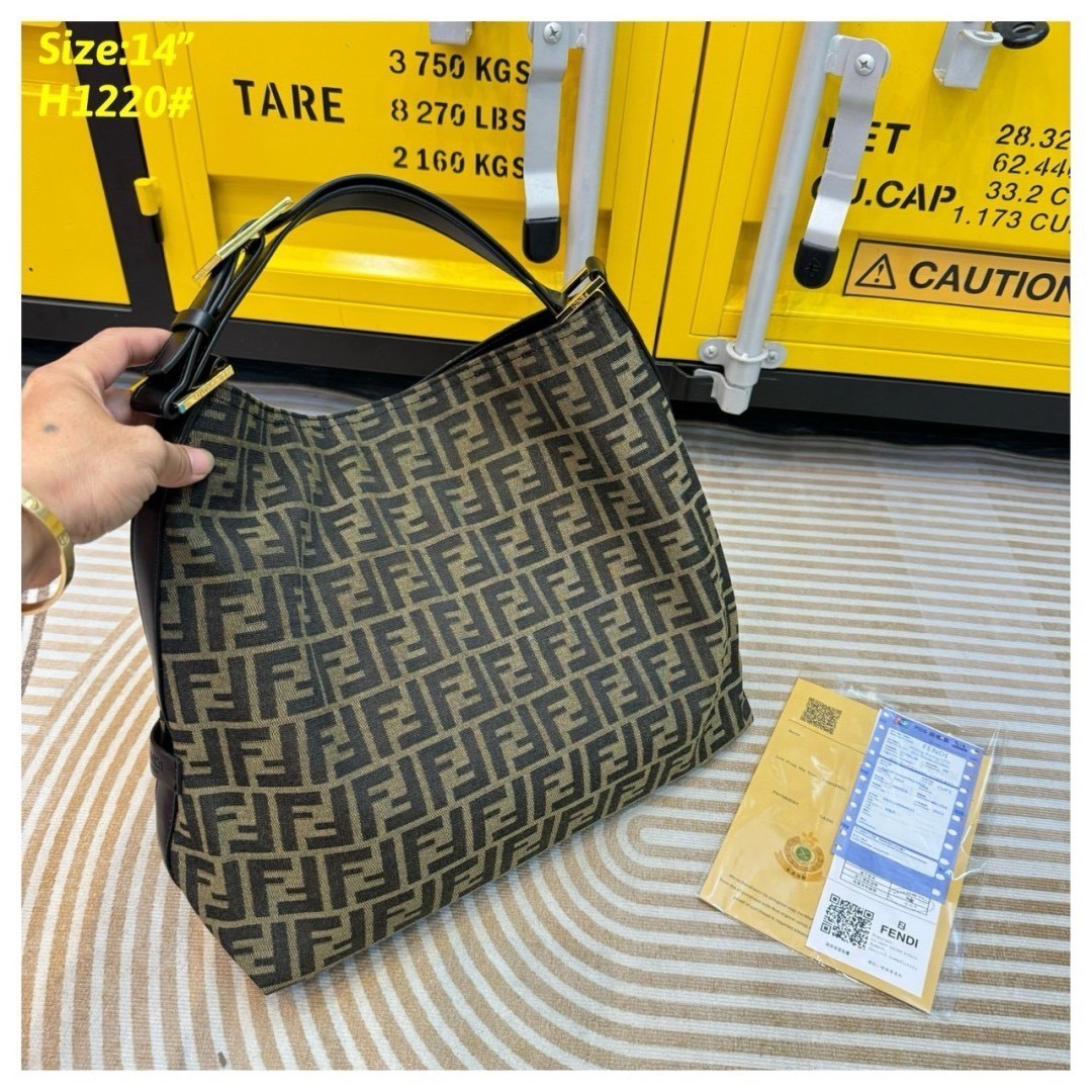 FENDI zucca hobo shoulder bag กระเป๋าสะพายทรงโท้ทใบใหญ่ เป็นรุ่นที่ทุกคนถามหา และมาแรงสุดๆ รูปทรงเรียบง่ายใช้งานได้แบบไม่มีเบื่อ