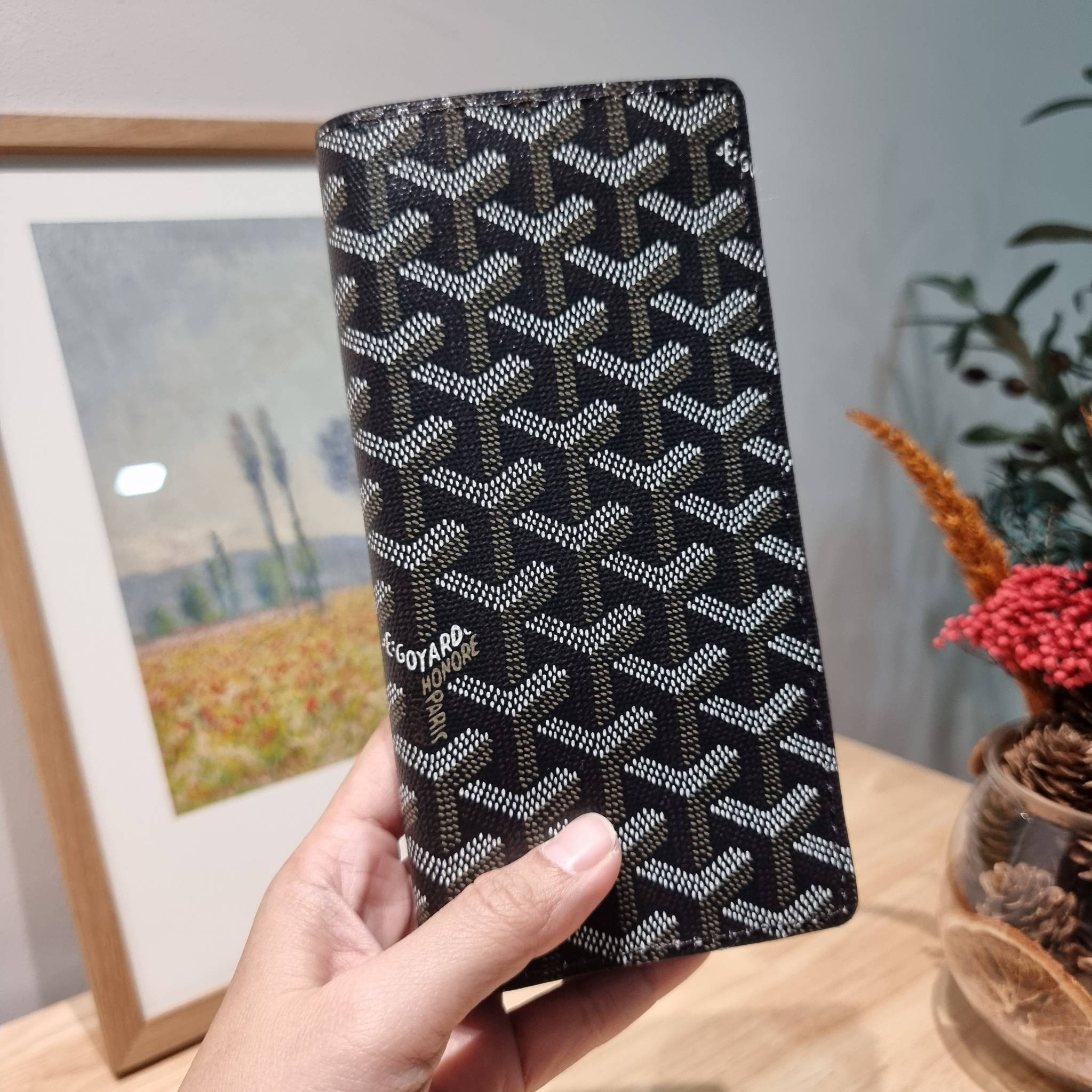 Goyard Bi Fold Long Wallet / GOYARD FLAP WALLET / Goyard Long Wallet กระเป๋าสตางค์ใบยาว รุ่น unisex ที่ใช้ได้ทั้งหนุ่มๆและสาวๆ ไอเท็มนี้ตอบโจทย์สำหรับคนที่ชอบเก็บบัตรเยอะๆ