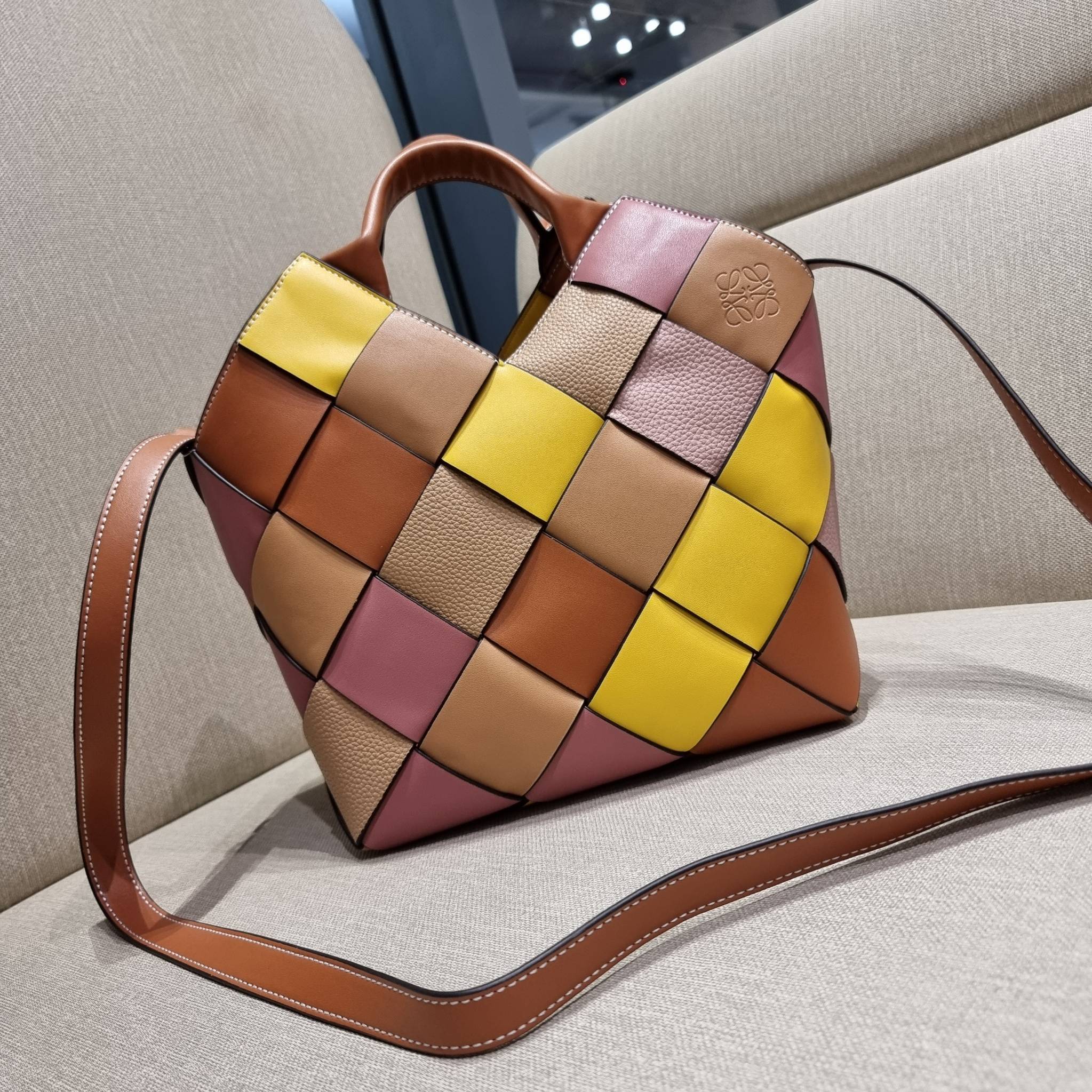 LOEWE SURPLUS LEATHER WOVEN BASKET BAG IN CLASSIC CALFSKIN ใหม่ล่าสุดและสวยที่สุด กระเป๋าสะพานที่ถักทอด้วยความปราณีต โดดเด่นด้วยสีที่จับมาคอนทราสได้ลงตัว ใบใหญ่จุได้แบบเน้นๆ วัสดุหนังวัวแท้เต็มใบ หรูเลิศ ปากกระเป๋ามีสายหนังสำหรับผูกรวบปากกระเป๋า ภายในโล่ง