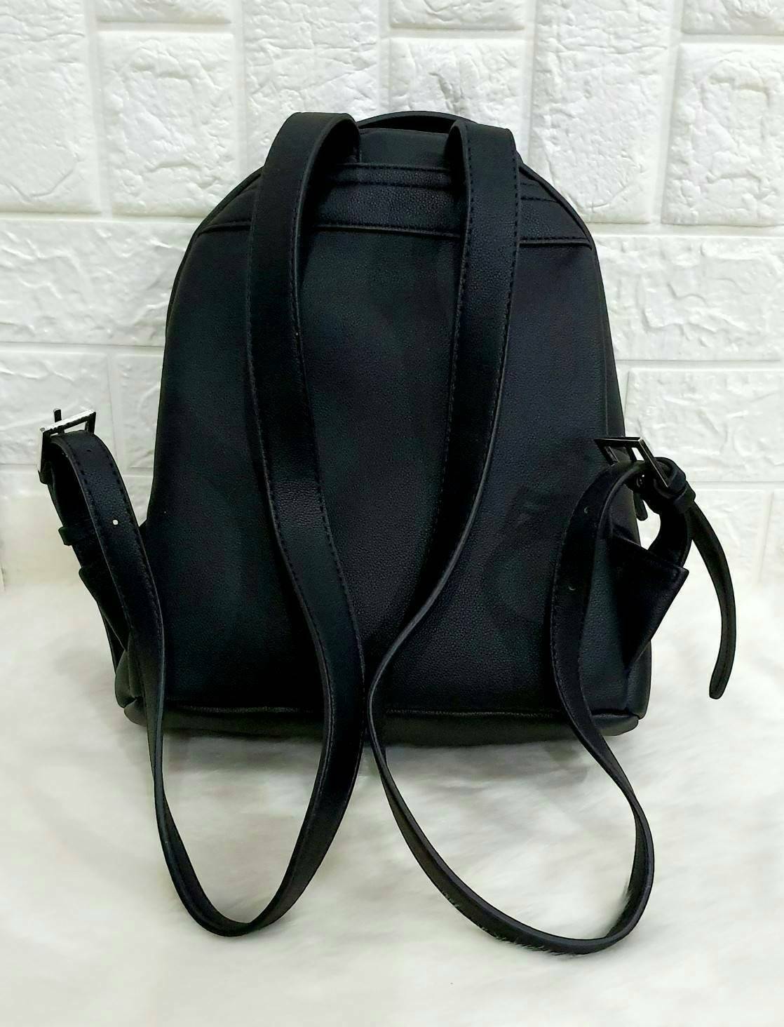 GUESS WOMAN'S BACKPACK กระเป๋าสะพายเป้หนังสวยขนาดกำลังดี สกีนโลโก้รอบใบ น้ำหนักเบา ด้านหน้าประดับโลโก้แบรนด์สามเหลี่ยมโดดเด่น มีลูกเล่นที่ช่องด้านหน้าสามารถถอดออกถือเป็นครัชได้นะคะ ตัวกระเป๋าเปิดปิดด้วยซิปเป็นหลัก ภายในกว้าง บุด้วยผ้าสกีนลายโลโก้แบรน