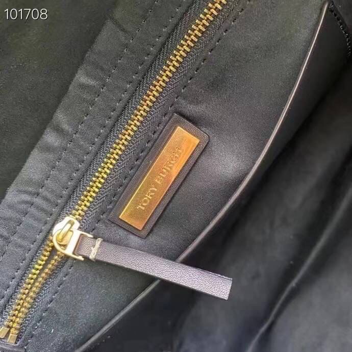 TORY BURCH FACTORY MONOGRAM JACQUARD TOTE BAG กระเป๋าถือหรือสะพายรุ่นล่าสุดดีไซน์ยอดนิยมจาก TORY BURCH FACTORY OUTLET วัสดุ Woven Jacquard & Leather ทอลาย Jacquard Singnature แบรนด์รอบใบสวยอยู่ทรงเป็นเอกลักษณ์ เปิดปิดแบบ Drawstring ขนาดใหญ่กำลังดี กว้างแล