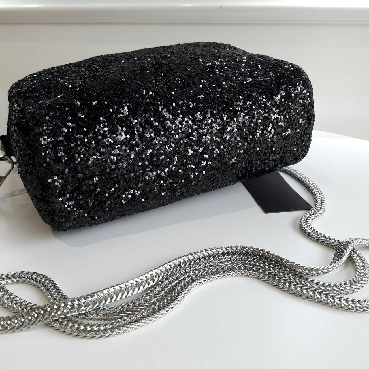 River Island glitter crossbody & cluth bag กระเป๋าทรงสวย ดีไซน์แจากแบรนด์ดัง River Island แบรนด์ดังจาก UK. โดดเด่นด้วยตัวกระเป๋า ประดับ glitter ทั้งใบ สวยโดดเด่น เปิดปิดกระเป๋าด้วยซิป ภายในกว้าง จุได้เยอะ ใส่โทรศัพท์ได้ทุกรุ่น + กระเป๋าสตางค์สั้น ใบนี้จะส