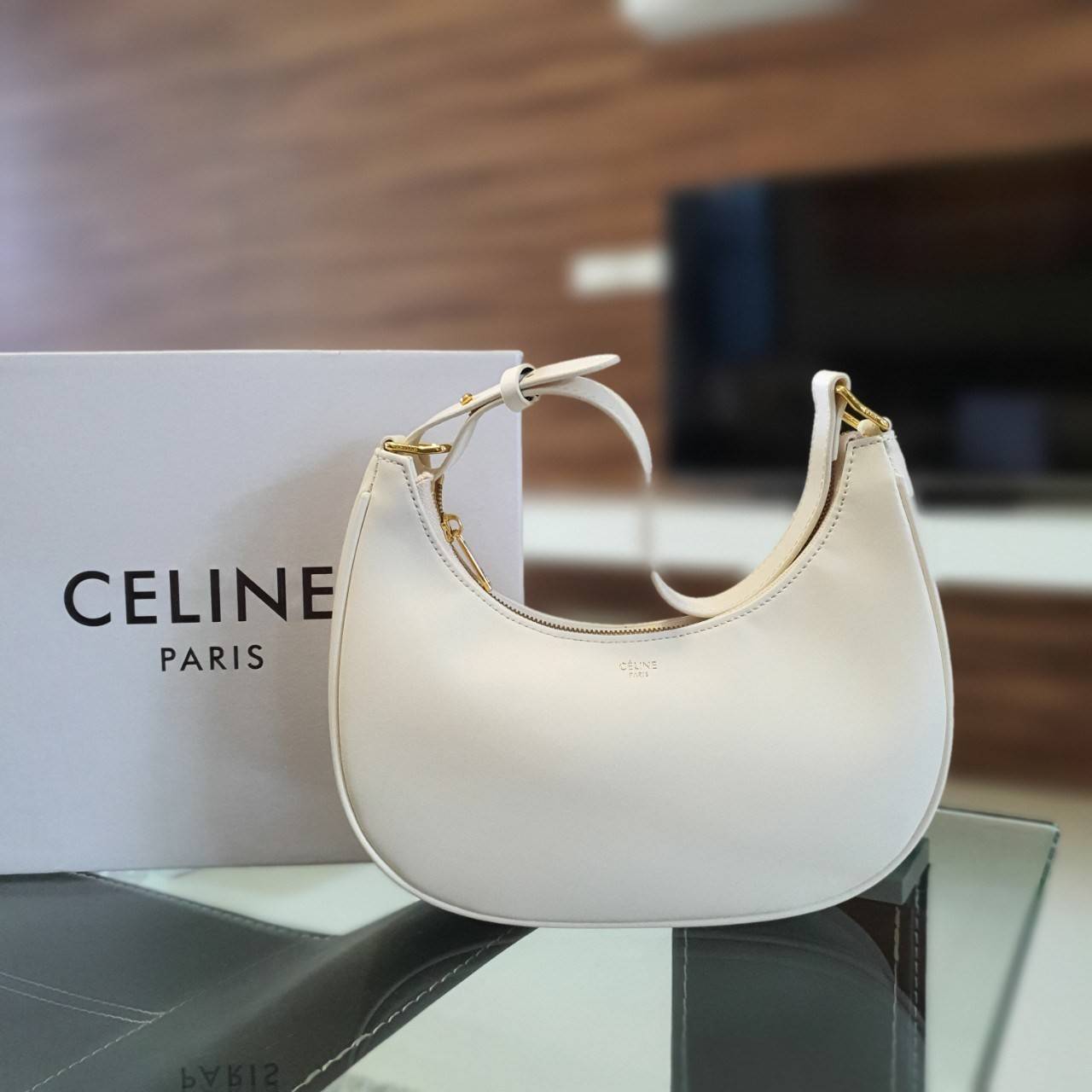 CELINE SHOULDER BAG VIP GIFT WITH PURCHASE (GWP) AVA BAG IN SMOOTH CALFSKIN พรีเมี่ยมกิ๊ฟ Limited Edition จาก CELINE HAUTE PARFUME DUTYFREE COUNTER วัสดุหนังสังเคราะห์เรียบสวย ดีไซน์สวยหรูฮิตสุดในเกาหลี! หนังสวยอยู่ทรงกันน้ำ เปิดปิดด้วยซิปแบรนด์ ภายในโล่ง