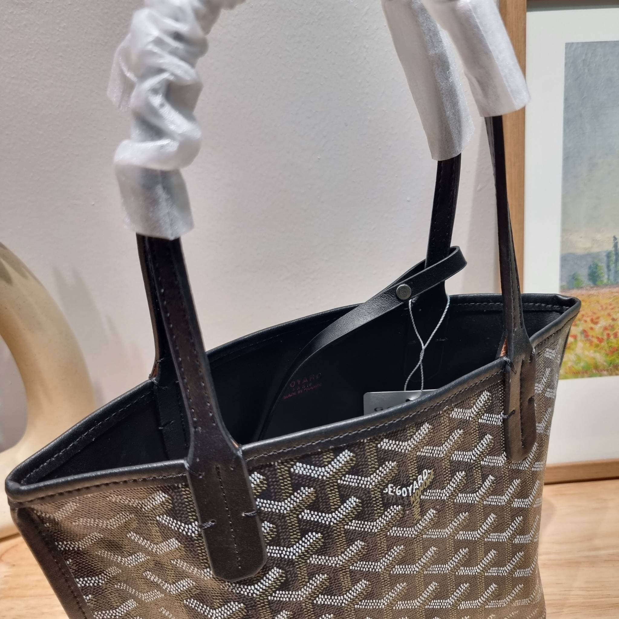 GOYARD MINI ANJOU REVERSIBLE TOTE ฮอตไอเท็ม กับกระเป๋าสะพายทรงโท้ท ไซส์มินิ กะทัดรัดมาก มาครบสีขายดี เลิศทุกสี รูปทรงคลาสสิค ดีไซน์เป็นเอกลักษณ์ ใช้งานได้หลากหลาย สามารถกลับด้านใช้ได้แบบไม่มีเบื่อ