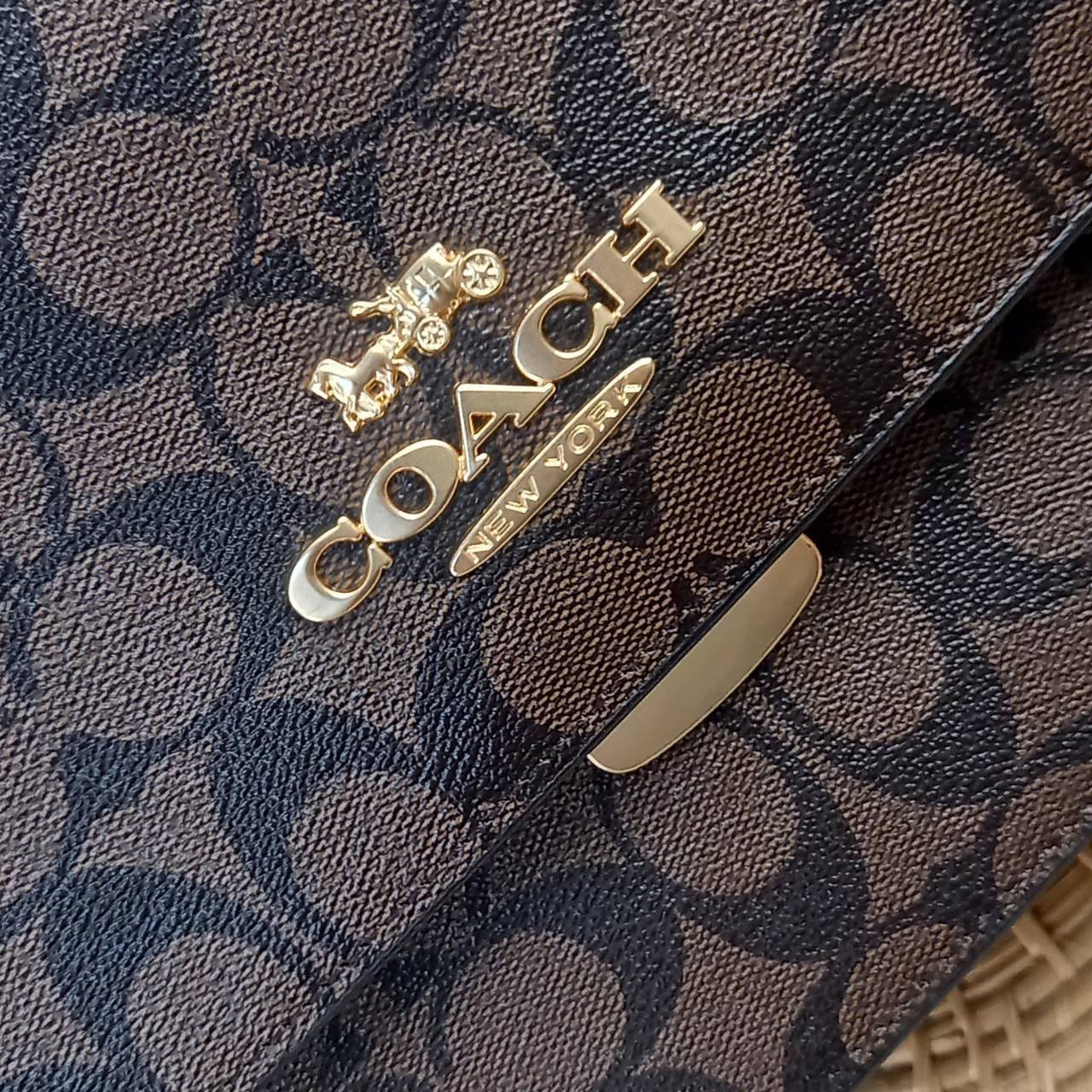 COACH BRYNN FLAP CROSSBODY IN SIGNATURE CANVAS (COACH C5633)🍁สวยหรู ทะลุ เกินเบอร์มาก//กระเป๋าสะพายข้าง หรือจะถือเป็นครัชก็เก๋แบบเลิศๆ>> มีสายยาวถอดได้ ปรับระดับได้ //วัสดุหนังแคนวาส ตกแต่งดีเทลหรูด้วยหนังแท้ และอะไหล่สีทอง งานสวย คมกริบ //เ
