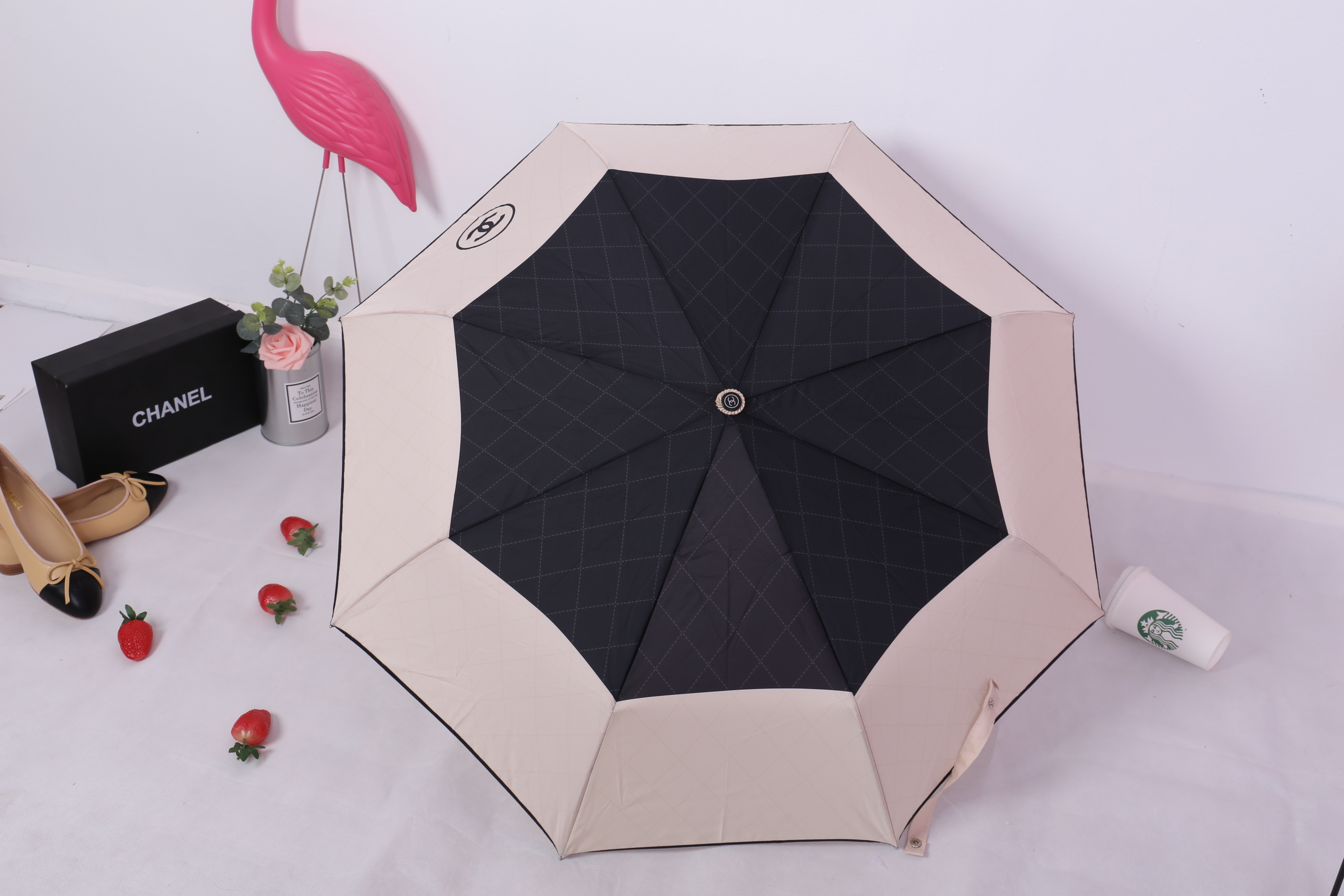 Chanel Umbrella Vip Gift- Beige Black With Gift Box Vip Gift Chanel ของแท้ 100% ร่มพับระบบออโต้พรีเมี่ยมจาก Chanel Cosmetic Counter สำหรับกันฝนกันแดด ปกป้องทั้งแดดและฝนพกพาสะดวก ใช้งานง่ายด้วยปุ่มกดออโต้ มาพร้อมปลอกร่ม ภาพถ่ายจากสินค้าจริง สวยน่าใช้ หน้าฝ