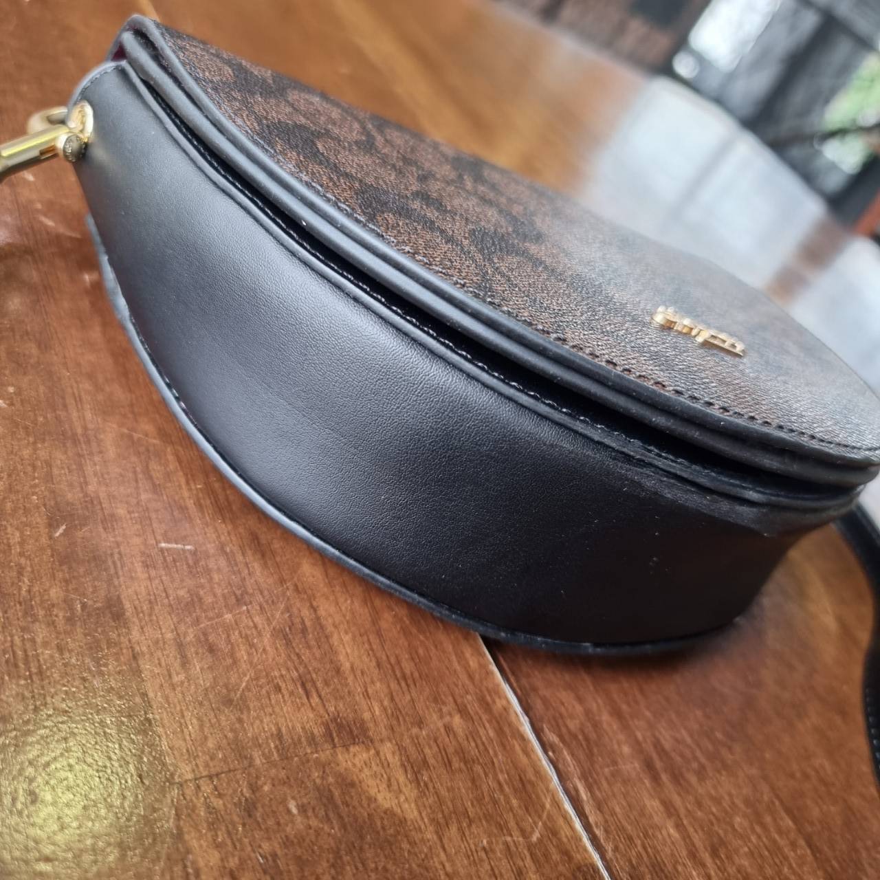 ของแท้ 💯% COACH C1430 ELLEN CROSSBODY IN SIGNATURE CANVAS กระเป๋าสะพายดีไซน์สุดเก๋ ดูดีไม่ซ้ำใคร ทรงสวยลายคลาสสิค วัสดุหนังแคนวาสเคลือบลาย